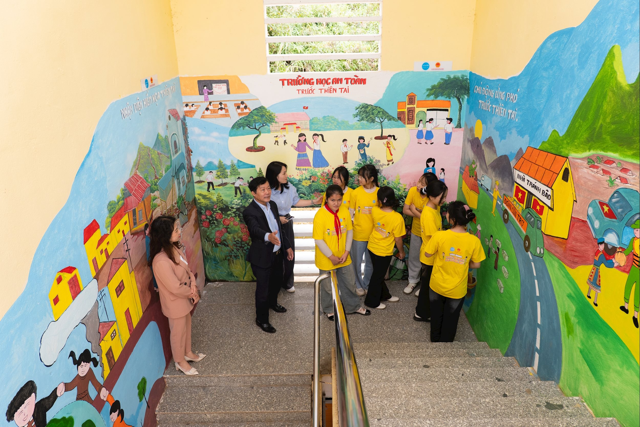 Hoạt động ngoại khóa vẽ tranh tường “Sẵn sàng trước thiên tai và biến đổi khí hậu” tại Trường TH và THCS Tam Kim