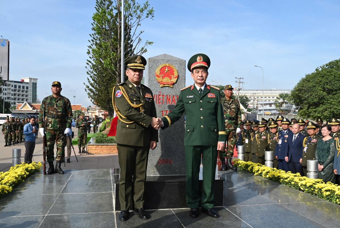 Đại tướng Phan Văn Giang và Đại tướng Tea Seiha cùng trồng cây hữu nghị tại cột mốc biên giới hai nước Việt Nam - Campuchia. z7222442694249-0af113d4be60953e777f967a7a69e0fa.jpg