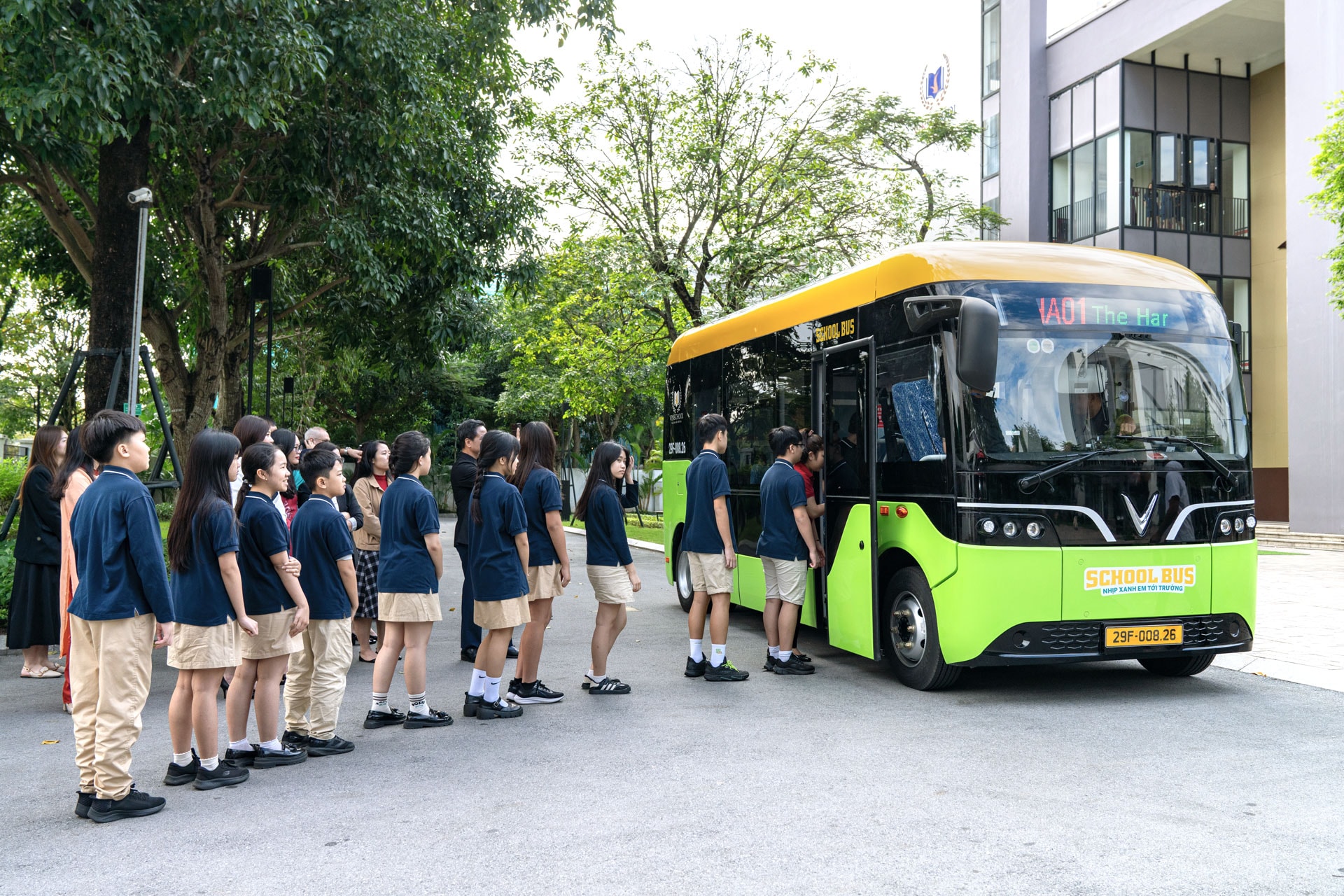 Chuyến School Bus đầu tiên đón các em học sinh trường Trung học Vinschool The Harmony – Hà Nội.