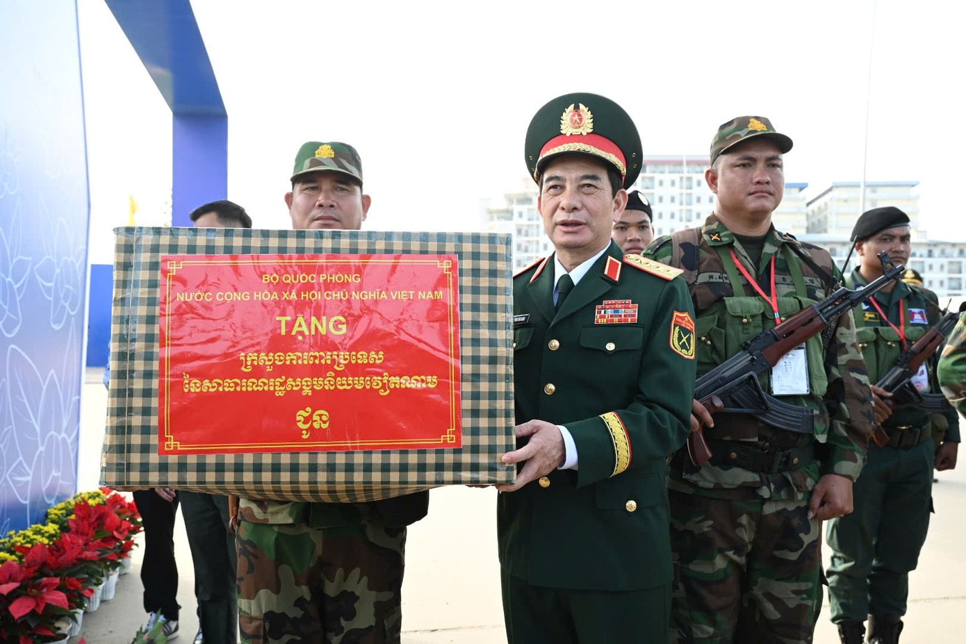 Đại tướng Phan Văn Giang động viên, tặng quà lực lượng tham gia tuần tra chung. Ảnh: BTC z7222442706076-256d2b9ddade561652b1bc8bd6c6a853.jpg