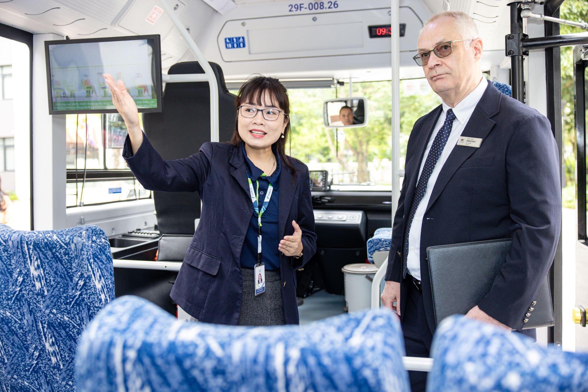 Ông Timothy John Fryer – Hiệu trưởng trường Trung học Vinschool kiểm tra các tính năng an toàn trên xe - Ảnh: VF