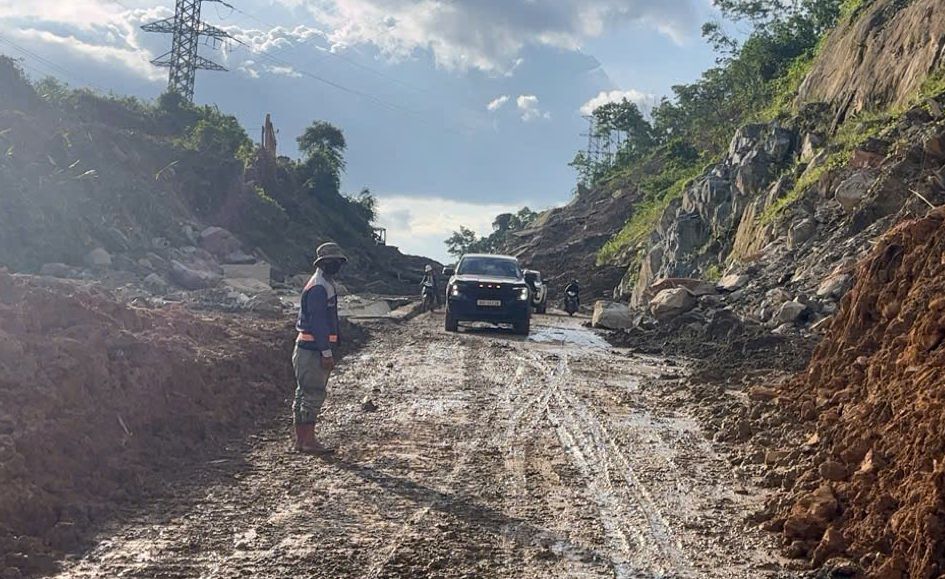 Quốc lộ 14E chính thức thông tuyến sau nhiều ngày tê liệt vì mưa lũ, sạt lở. Ảnh: TL.