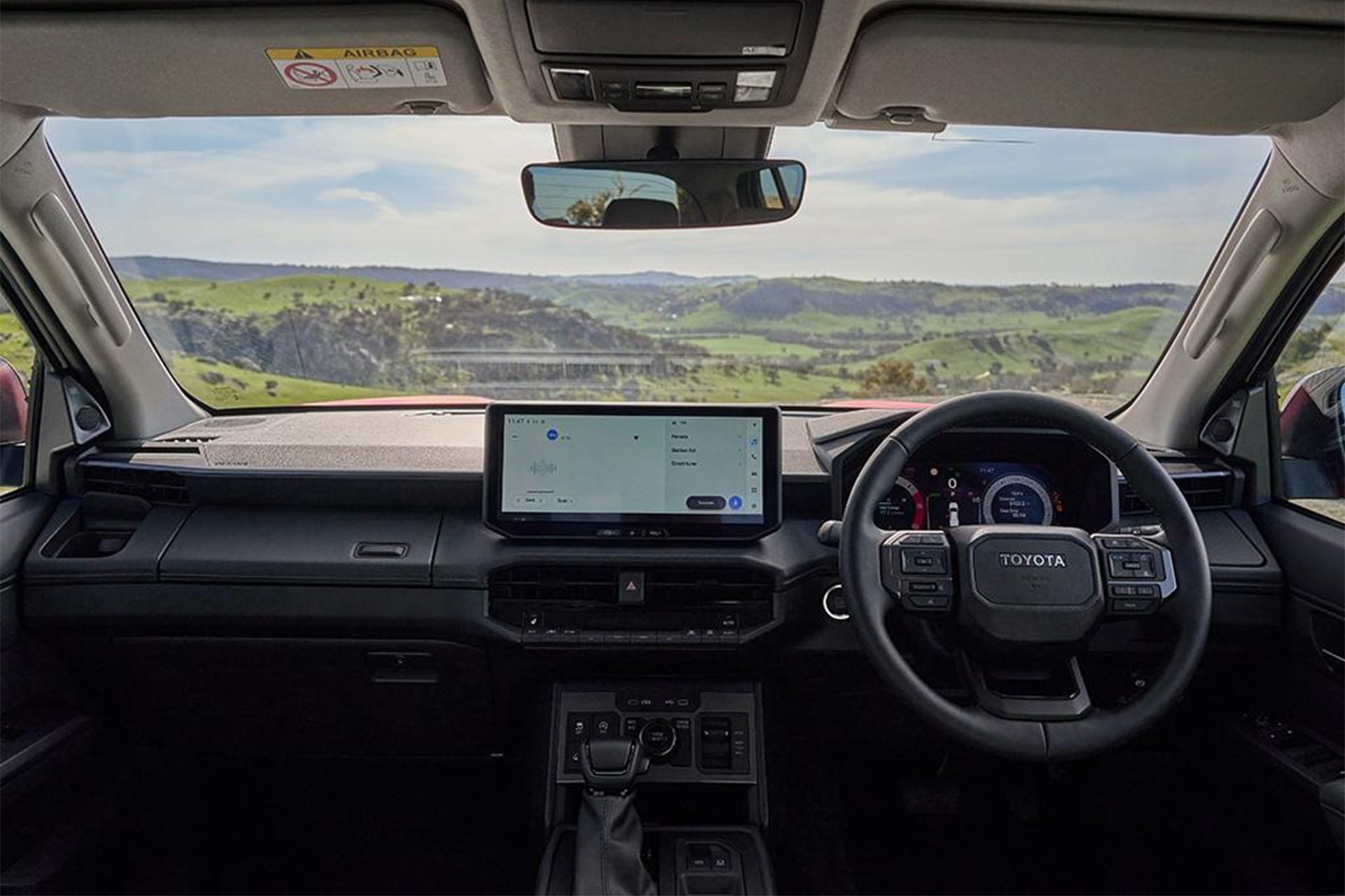 Khoang lái Toyota Hilux 2026 phiên bản số tự động - Ảnh: Carexpert