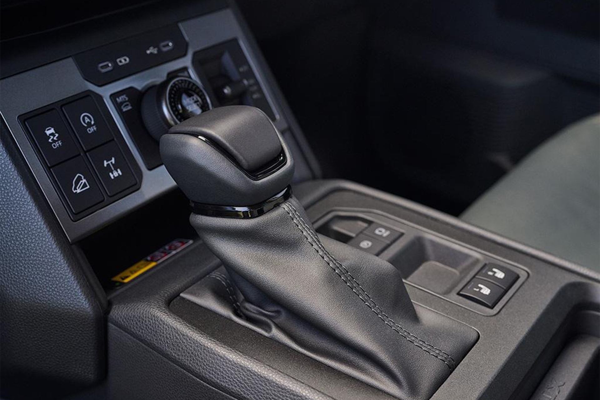 Cần số tự động và khu vực điều khiển chế độ lái - Ảnh: Carexpert