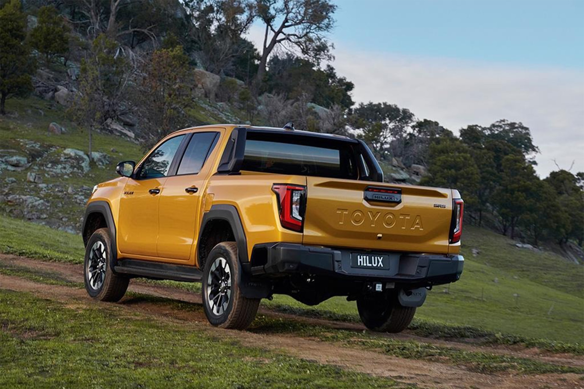 Toyota Hilux 2026 nhìn từ phía sau - Ảnh: Carexpert