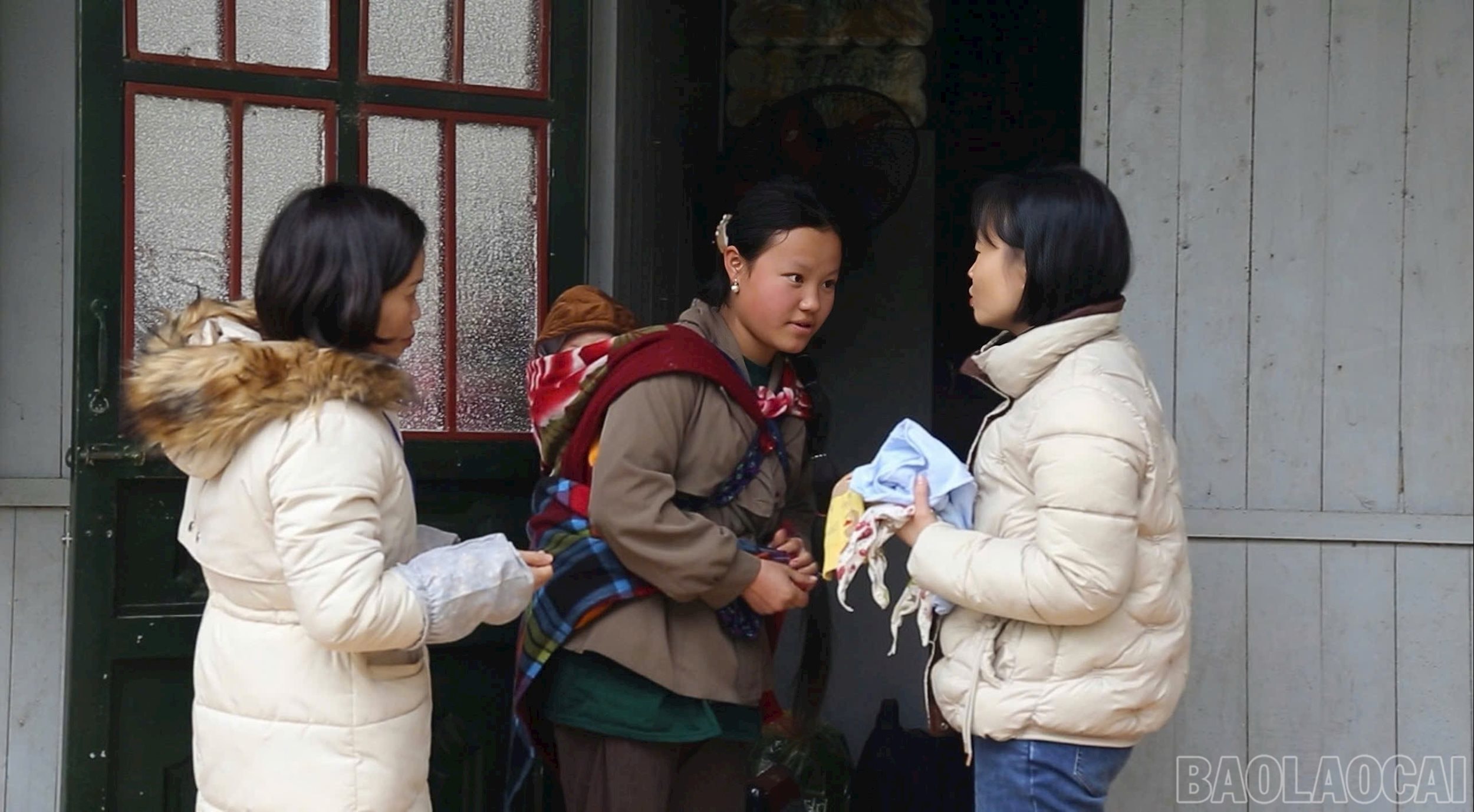 Một em học sinh ở Lào Cai làm mẹ khi vẫn còn tuổi đi học (ảnh: Báo Lào Cai)