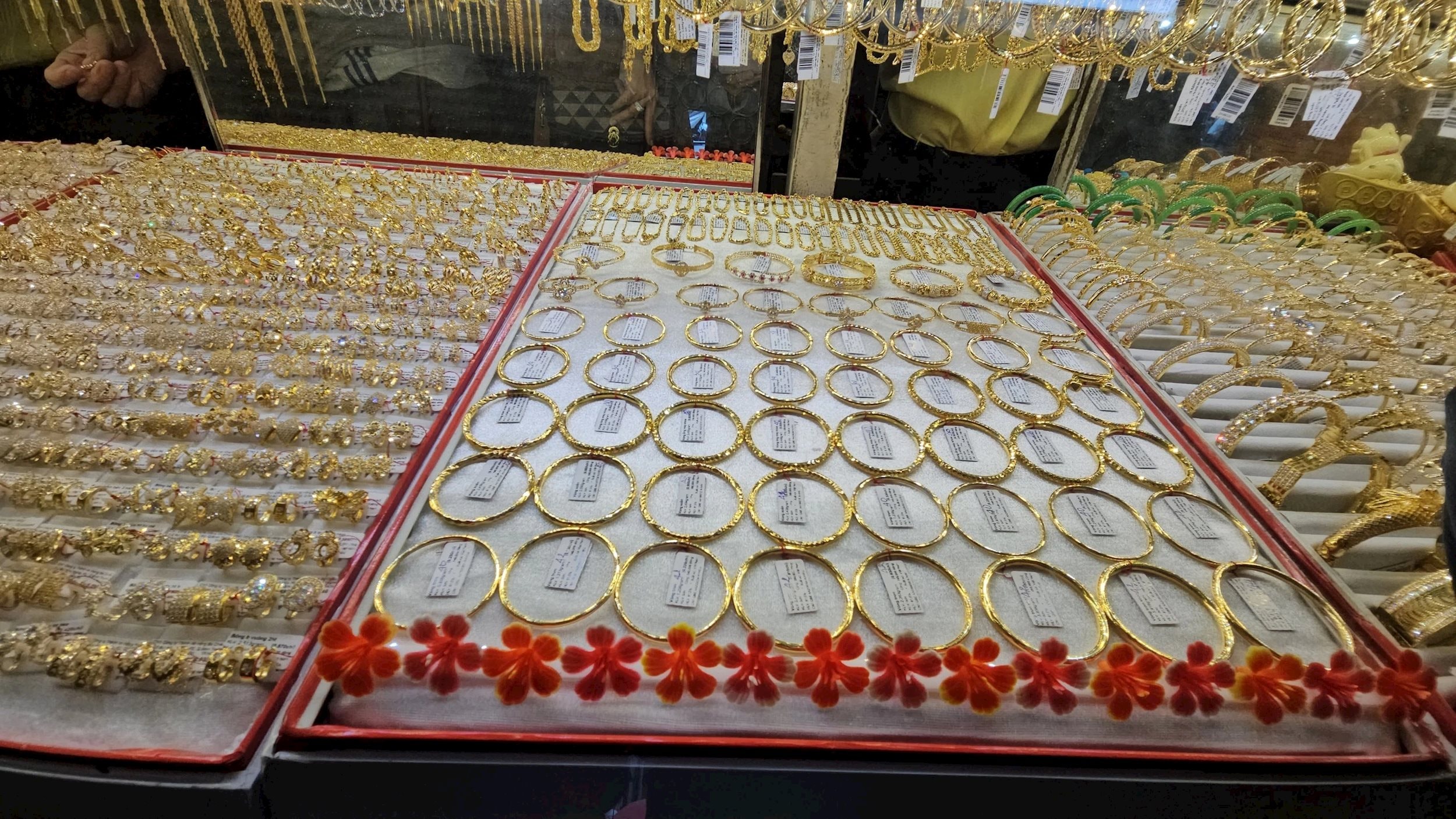 Giá vàng hôm nay 16 11 2025 Giá vàng SJC, giá vàng nhẫn, vàng thế giới