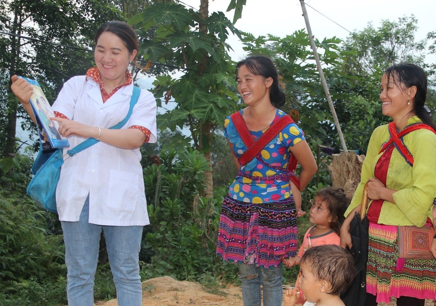 Nhân viên y tế tăng cường tuyên truyền cho chị em phụ nữ vùng cao về kết hôn đúng tuổi, nuôi con an toàn. (ảnh: CDC Lào Cai)