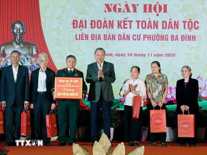 ttxvn-tong-bi-thu-va-chu-tich-quoc-hoi-du-ngay-hoi-dai-doan-ket-tai-phuong-ba-dinh-3.jpg