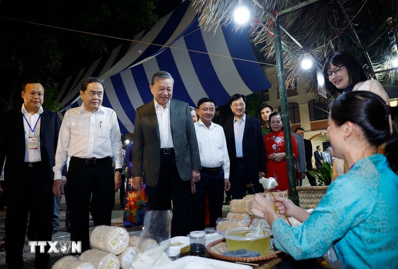Tổng Bí thư Tô Lâm, Chủ tịch Quốc hội Trần Thanh Mẫn, Thường trực Ban Bí thư Trần Cẩm Tú và đại biểu thăm các gian hàng OCOP. (Ảnh: Thống Nhất/TTXVN)