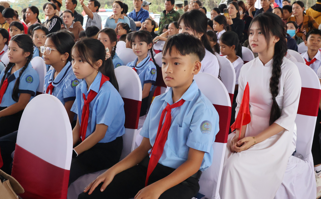 Phó Thủ tướng Hồ Quốc Dũng dự lễ khởi công 7 trường nội trú biên giới tỉnh Gia Lai- Ảnh 7.