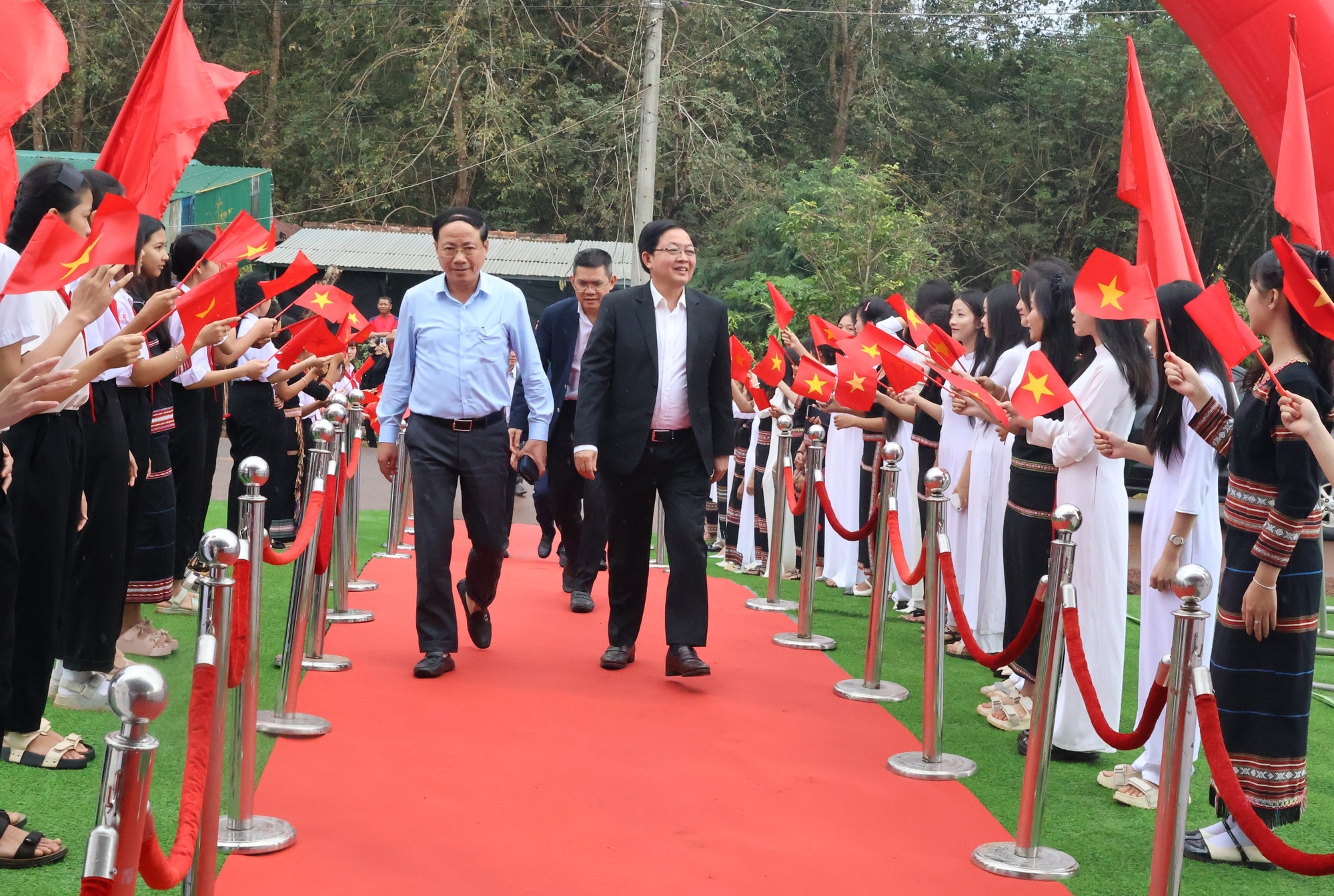 Phó Thủ tướng Hồ Quốc Dũng dự lễ khởi công 7 trường nội trú biên giới tỉnh Gia Lai- Ảnh 1.