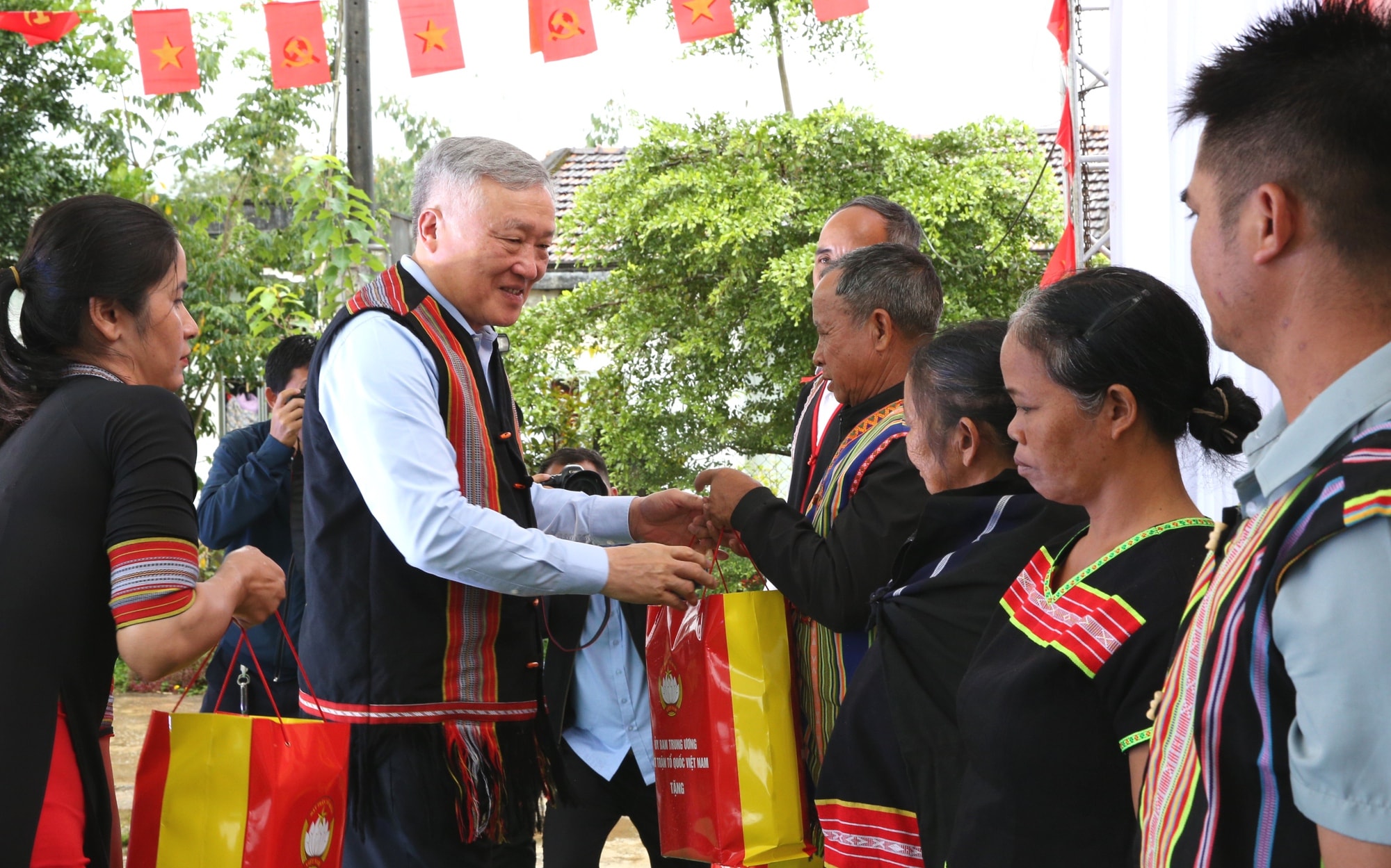 Phó Thủ tướng Thường trực Nguyễn Hòa Bình dự Ngày hội Đại đoàn kết toàn dân tộc tại Quảng Ngãi- Ảnh 4.