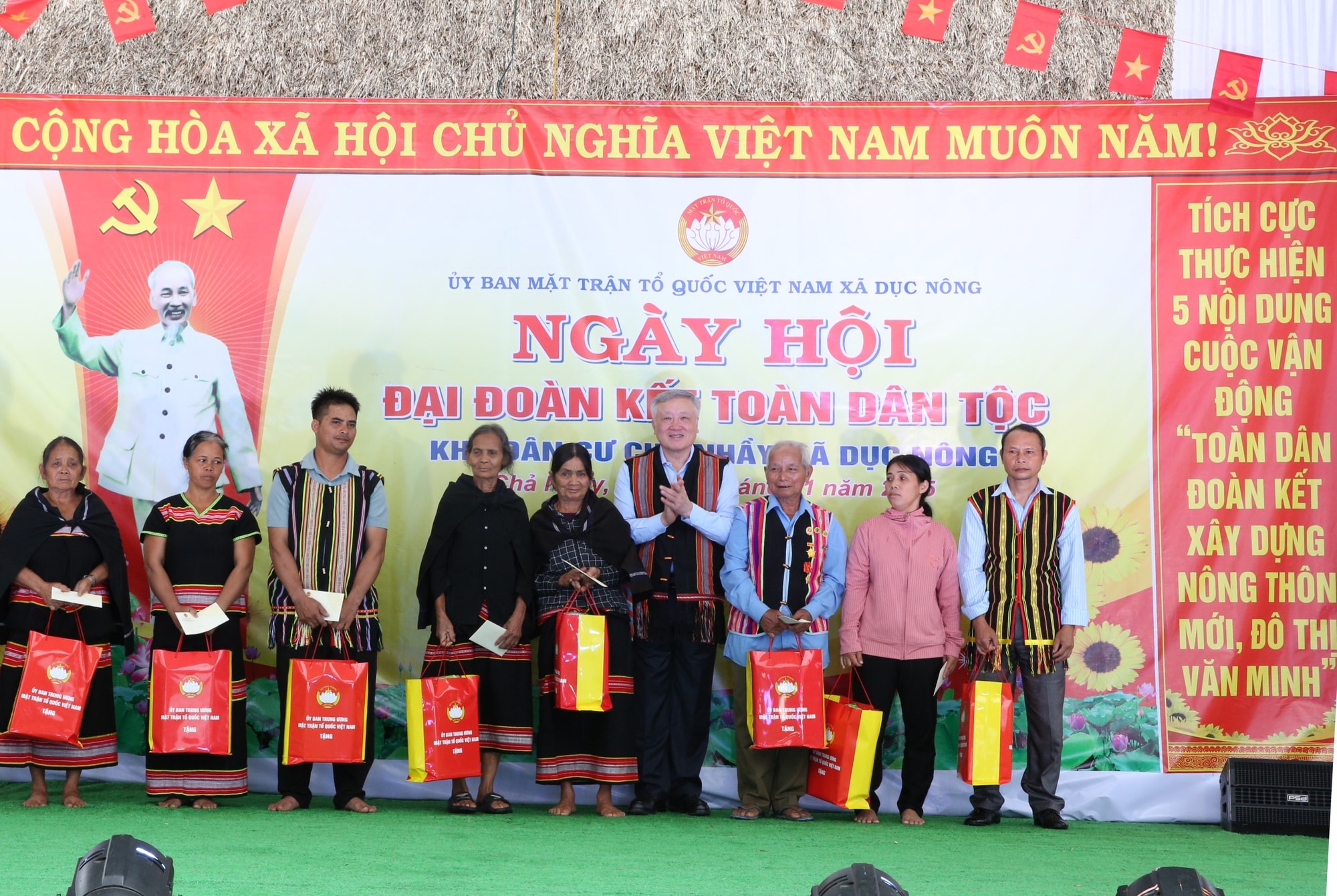 Phó Thủ tướng Thường trực Nguyễn Hòa Bình dự Ngày hội Đại đoàn kết toàn dân tộc tại Quảng Ngãi- Ảnh 5.