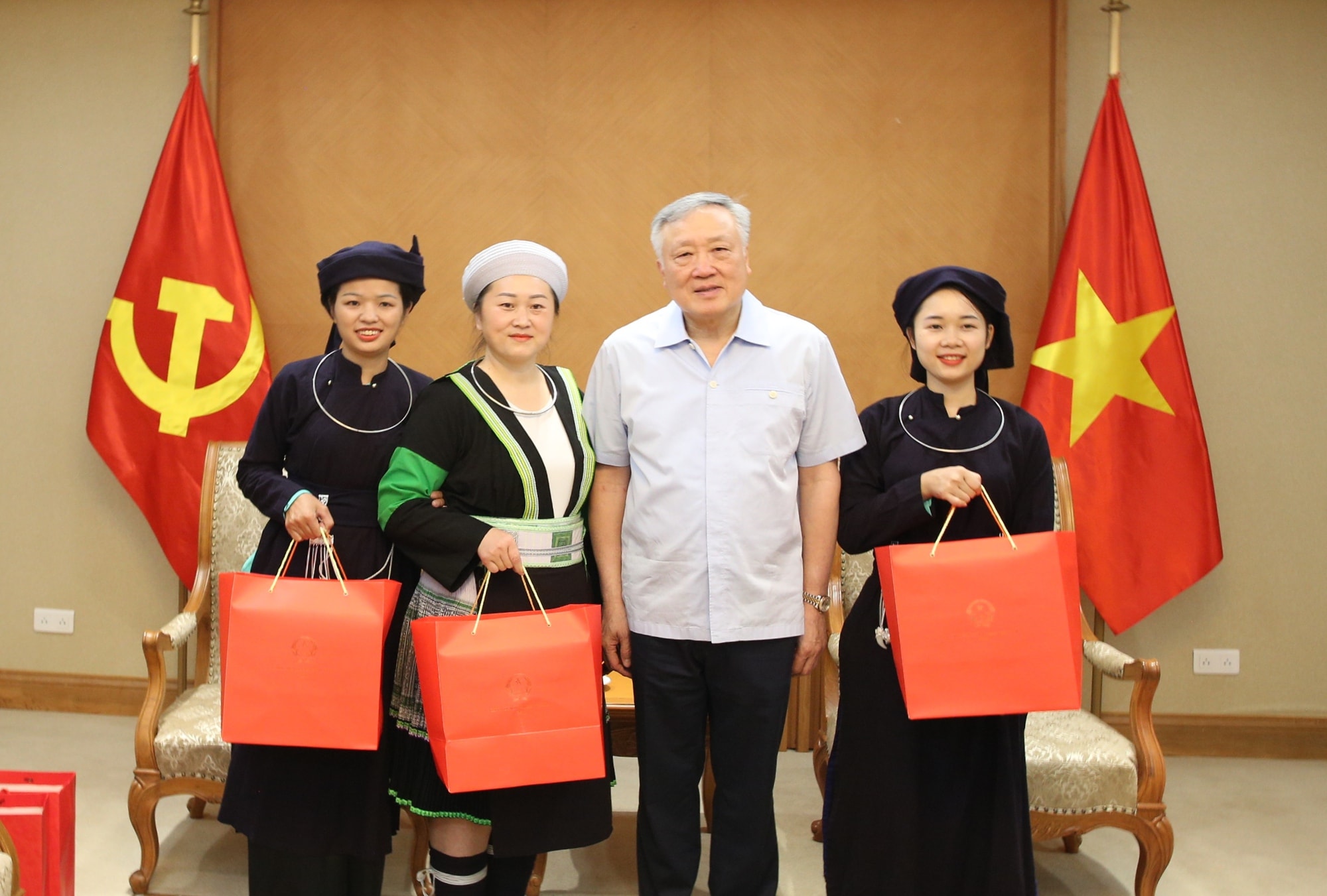 Sự nỗ lực, cống hiến thầm lặng của các cô giáo là rất cao cả, thiêng liêng- Ảnh 2.