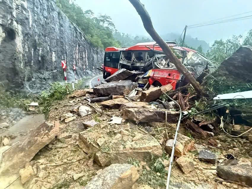 Thủ tướng Chính phủ yêu cầu khẩn trương nhất đưa các nạn nhân còn bị mắc kẹt ra khỏi khu vực sạt lở đèo Khánh Lê- Ảnh 1.