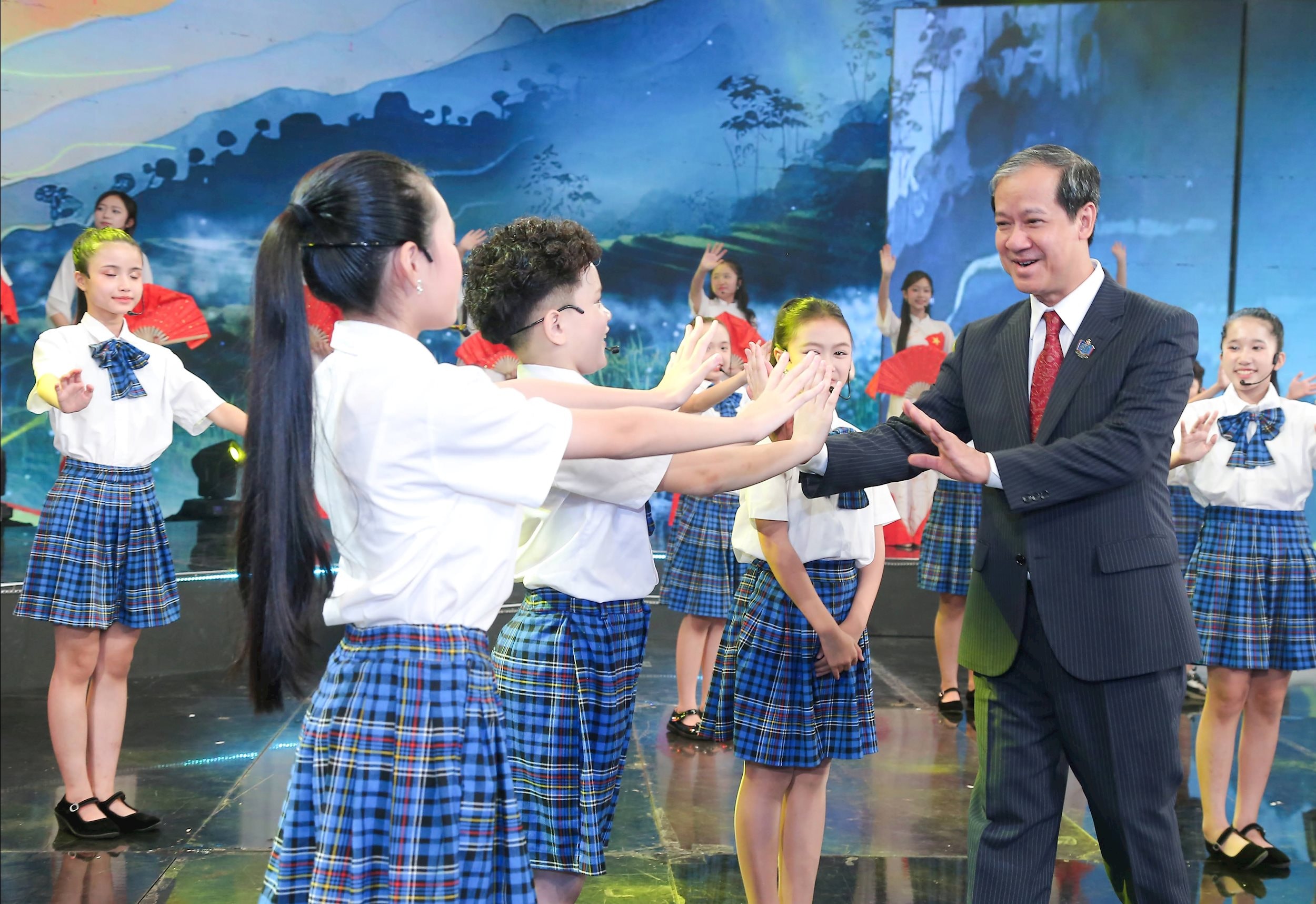 Bộ trưởng GD&ĐT Nguyễn Kim Sơn cho hay, nhà giáo cũng cần tri ân xã hội đã đem tới sự cao quý cho nghề nghiệp của mình.