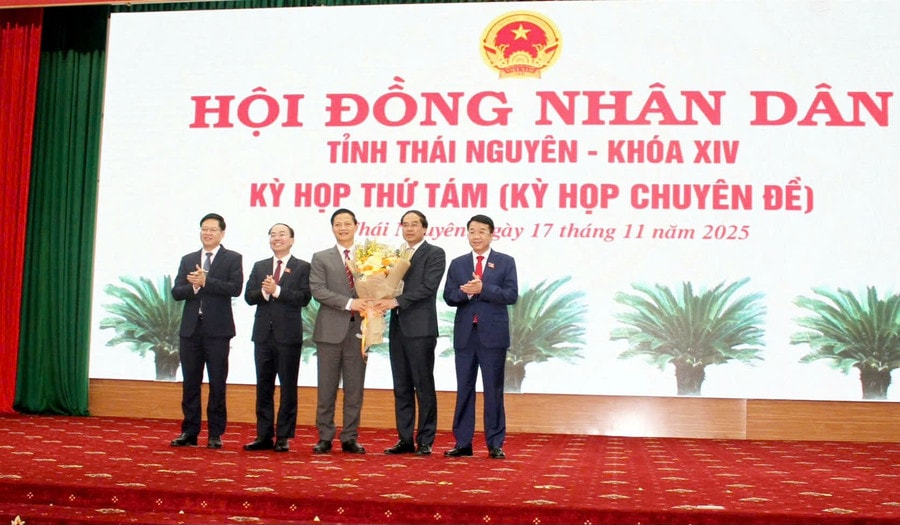 Lãnh đạo Tỉnh ủy, HĐND, UBND, Uỷ ban MTTQ Việt Nam tỉnh Thái Nguyên tặng hoa chúc mừng ông Vương Quốc Tuấn
