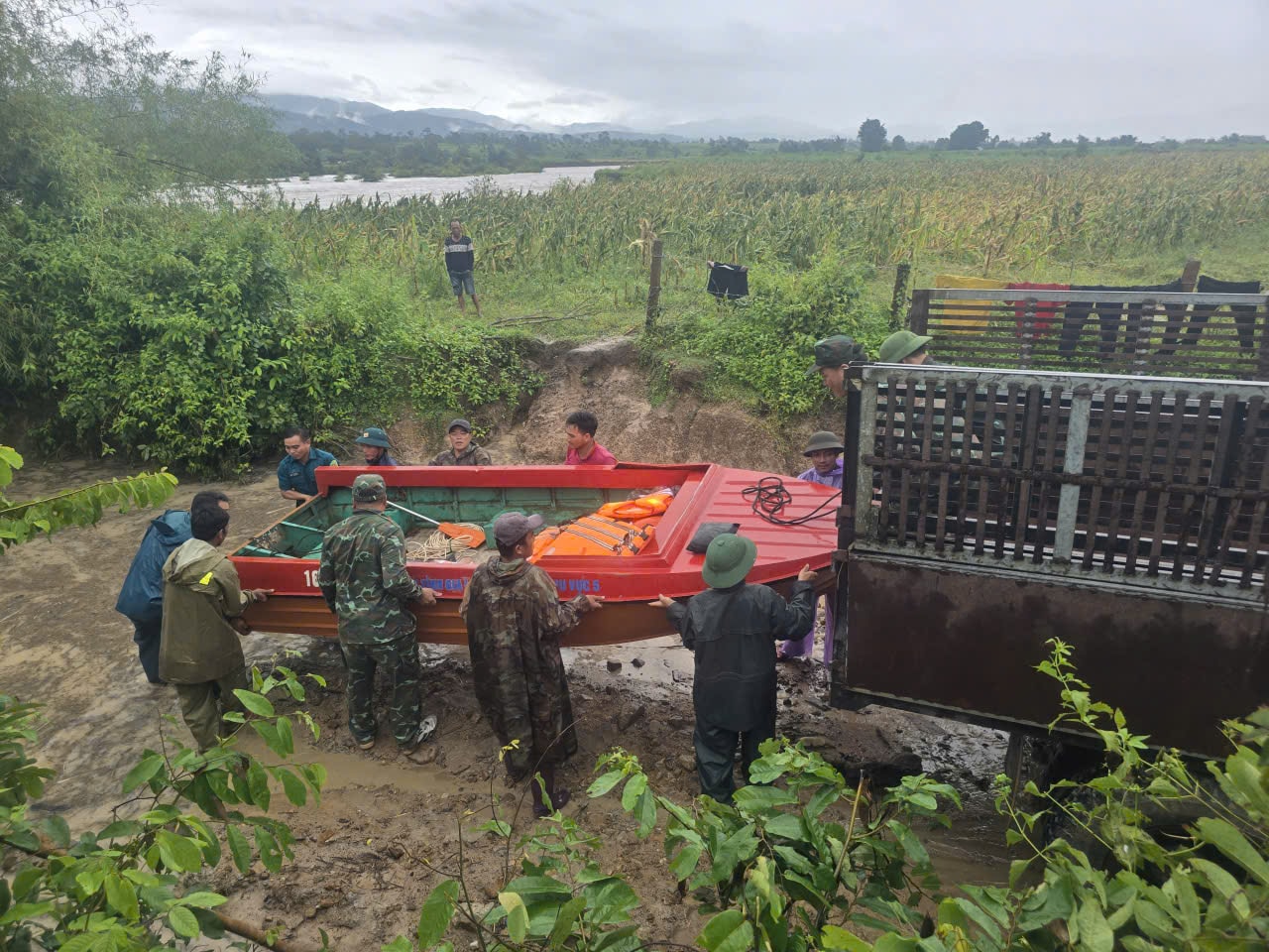 Lực lượng chức năng triển khai công tác cứu hộ người dân bị cô lập do mưa lũ