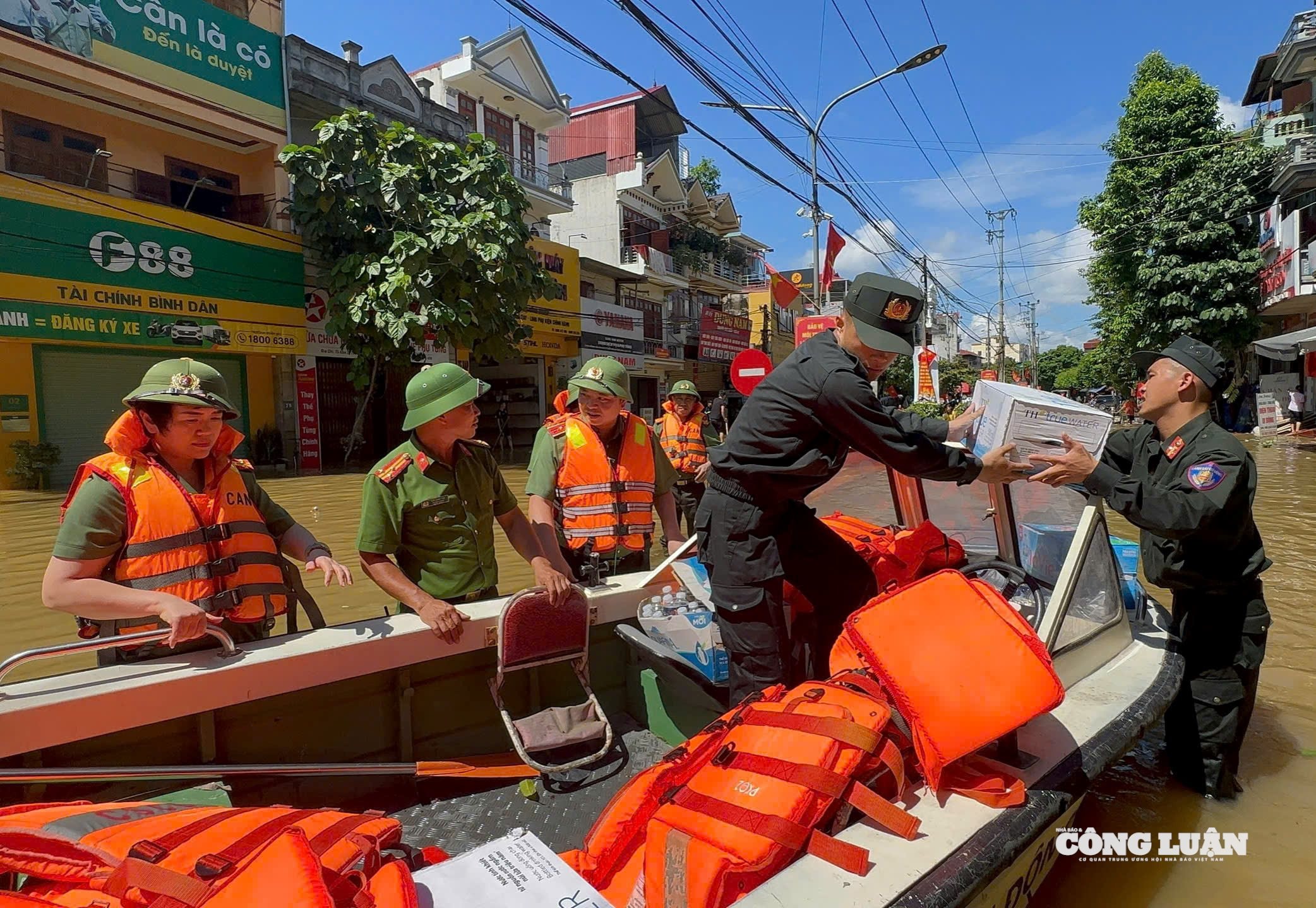 Đồng chí Giám đốc Công an tỉnh kiểm tra, chỉ đạo công tác cứu nạn, cứu hộ, cung cấp nhu yếu phẩm cho Nhân dân bị ảnh hưởng bởi mưa, lũ tại xã Thất Khê (mặc áo phao đứng giữa)