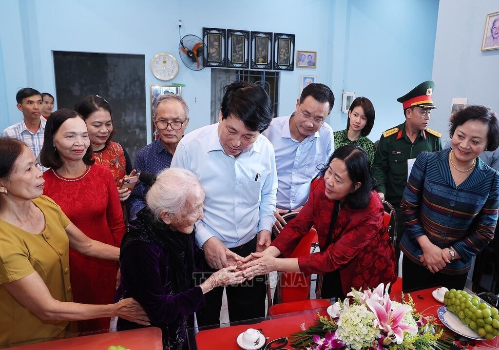 110159-chu-tich-nuoc-luong-cuong-va-doan-cong-tac-den-tham-me-viet-nam-anh-hung-nguyen-thi-ngon-105-tuoi-tai-thon-bao-an-xa-go-noi-anh-lam-khanh-ttxvn.jpg