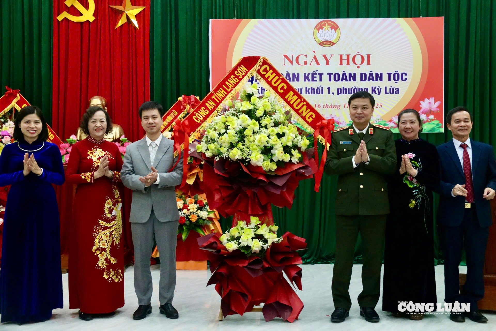 Đồng chí Giám đốc Công an tỉnh tặng hoa chúc mừng ngày đại đoàn kết toàn dân