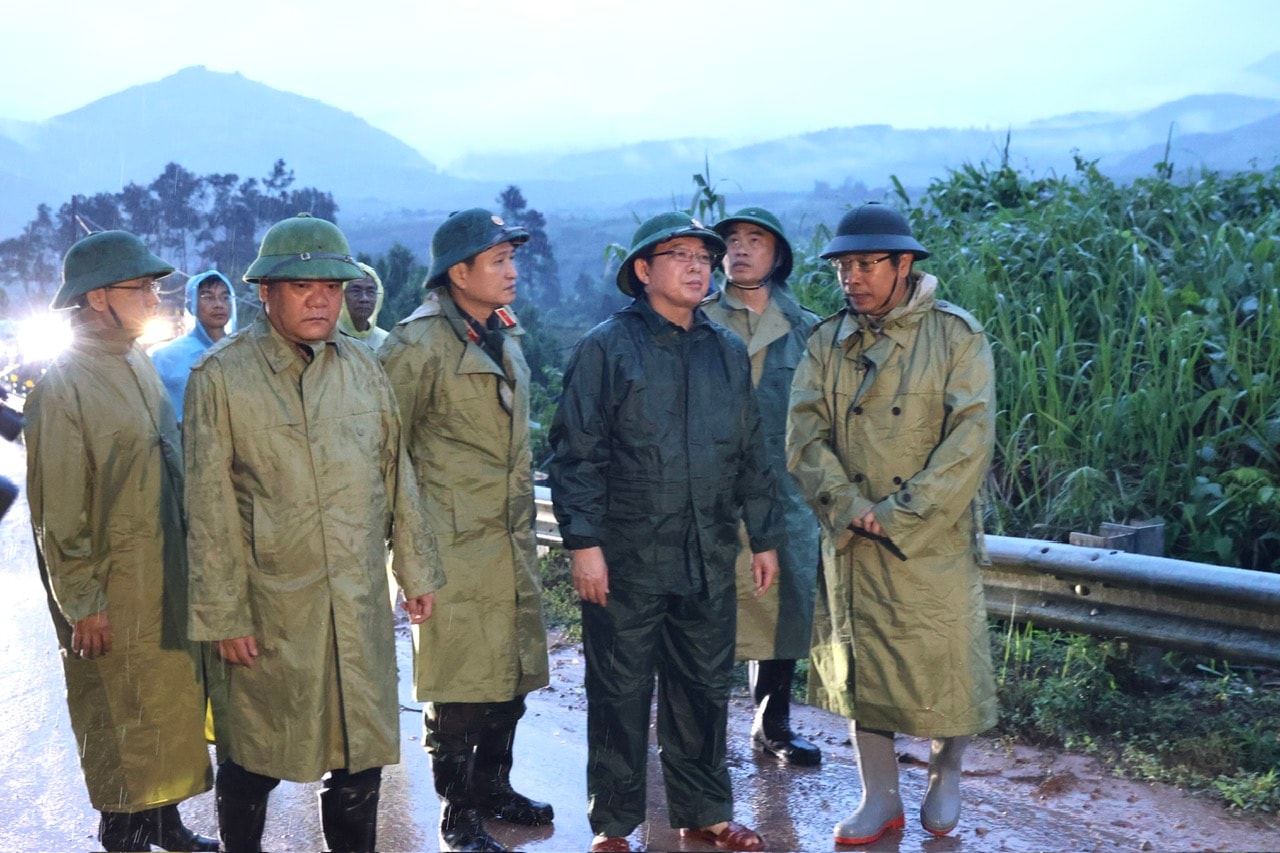 Phó Thủ tướng Hồ Quốc Dũng trực tiếp chỉ đạo khắc phục sạt lở tại đèo Khánh Lê- Ảnh 3.