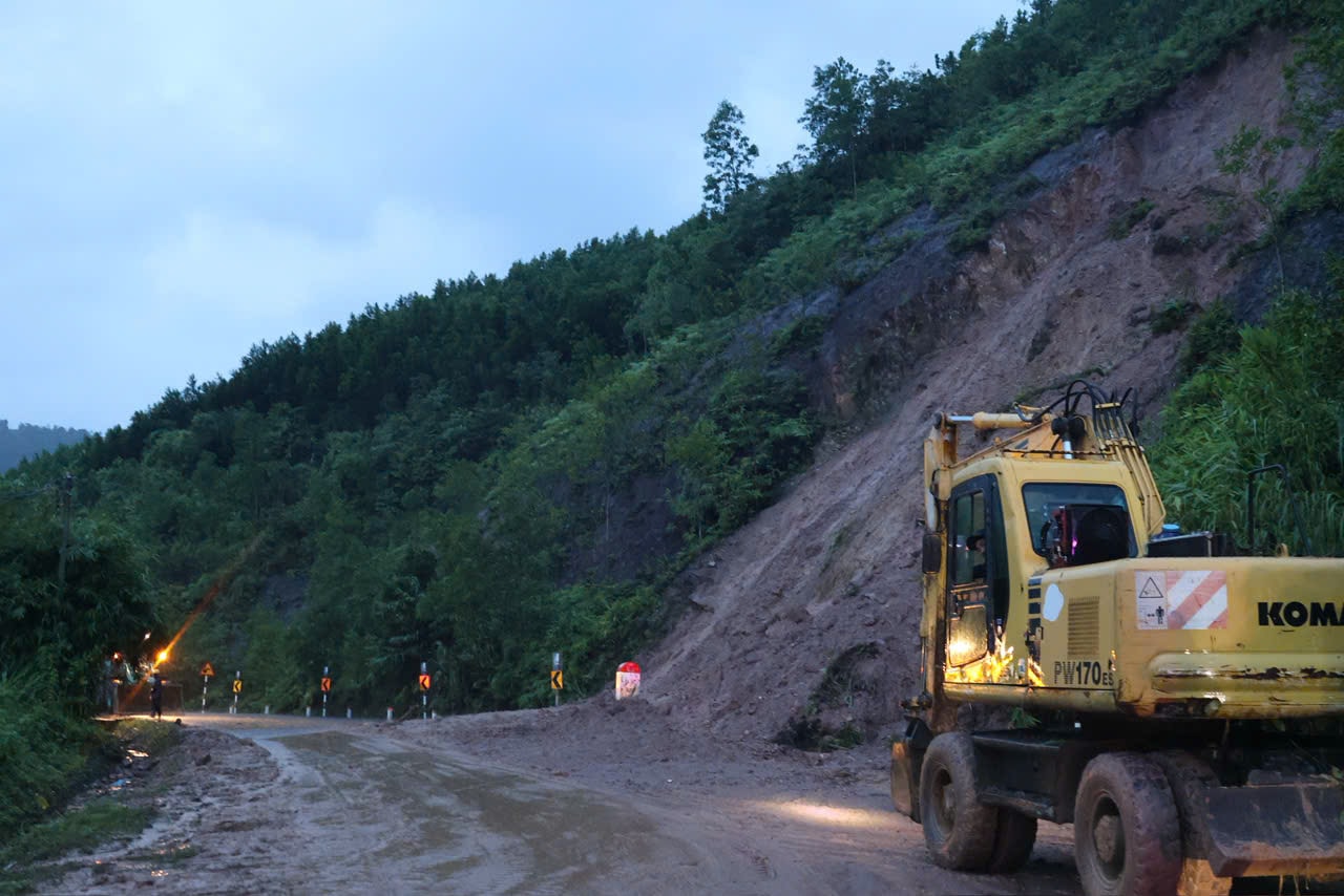 Phó Thủ tướng Hồ Quốc Dũng trực tiếp chỉ đạo khắc phục sạt lở tại đèo Khánh Lê- Ảnh 4.