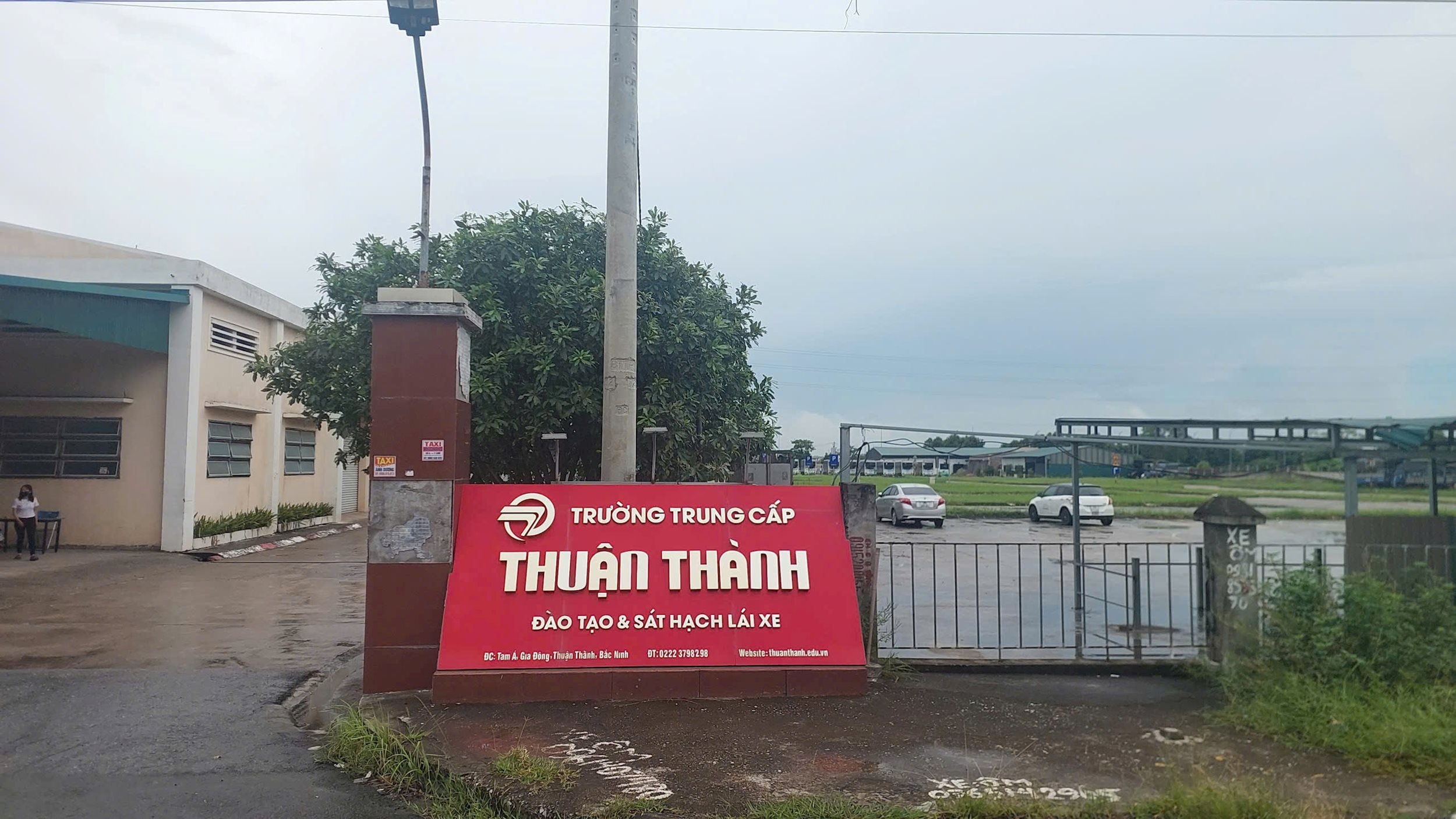 Cổng trường Trung cấp Thuận Thành