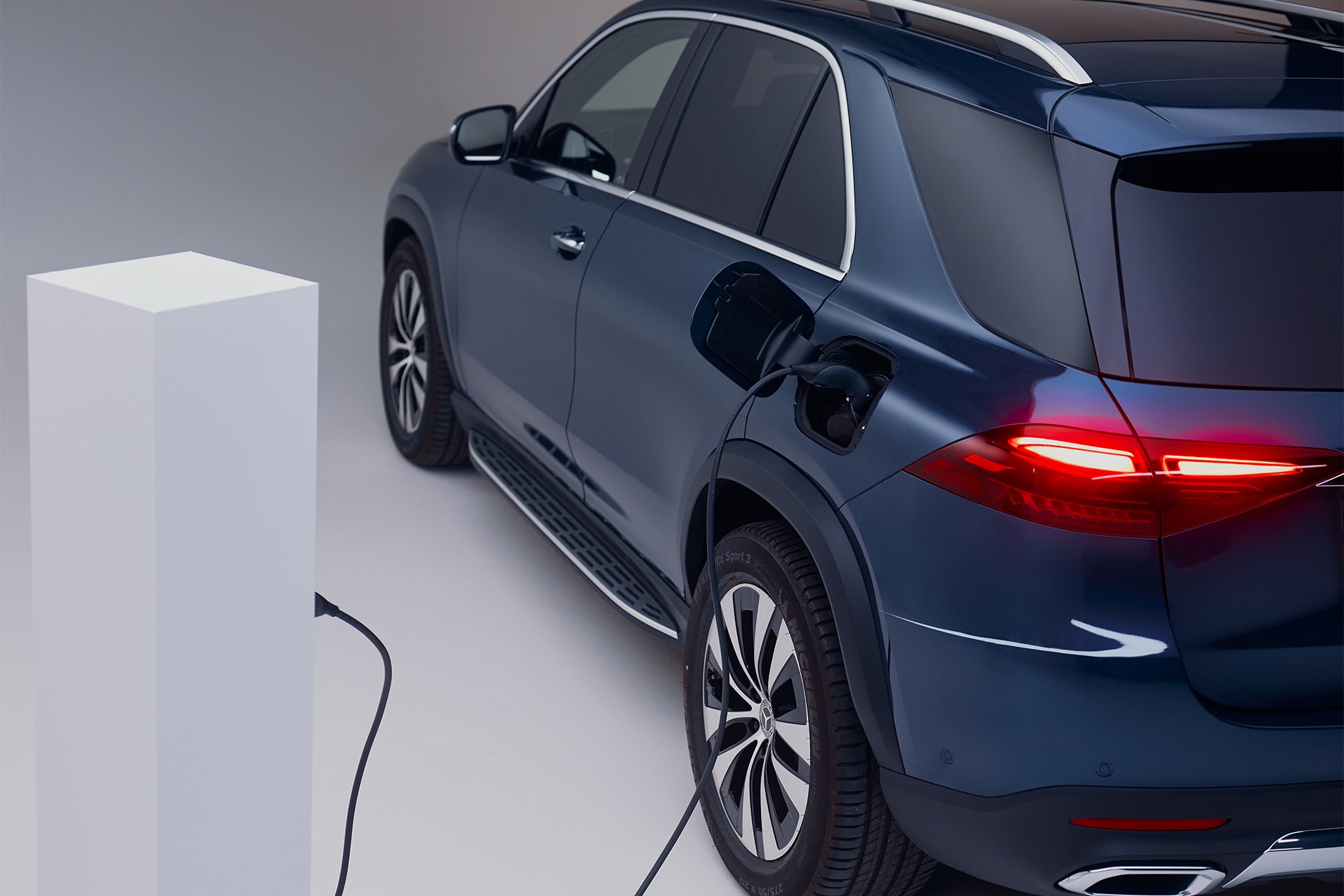 Gói pin dung lượng lớn giúp GLE 400 e 4Matic có thể di chuyển đến hơn 100 km ở chế độ thuần điện - Ảnh: MBV