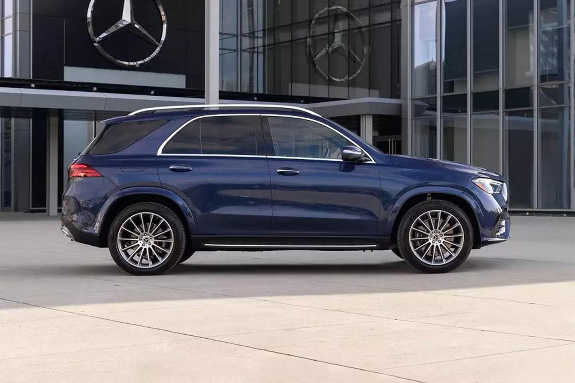 Ngoại thất GLE 400 e 4Matic có sự giao thoa phong cách thiết kế của các dòng sedan và SUV - Ảnh: MBV