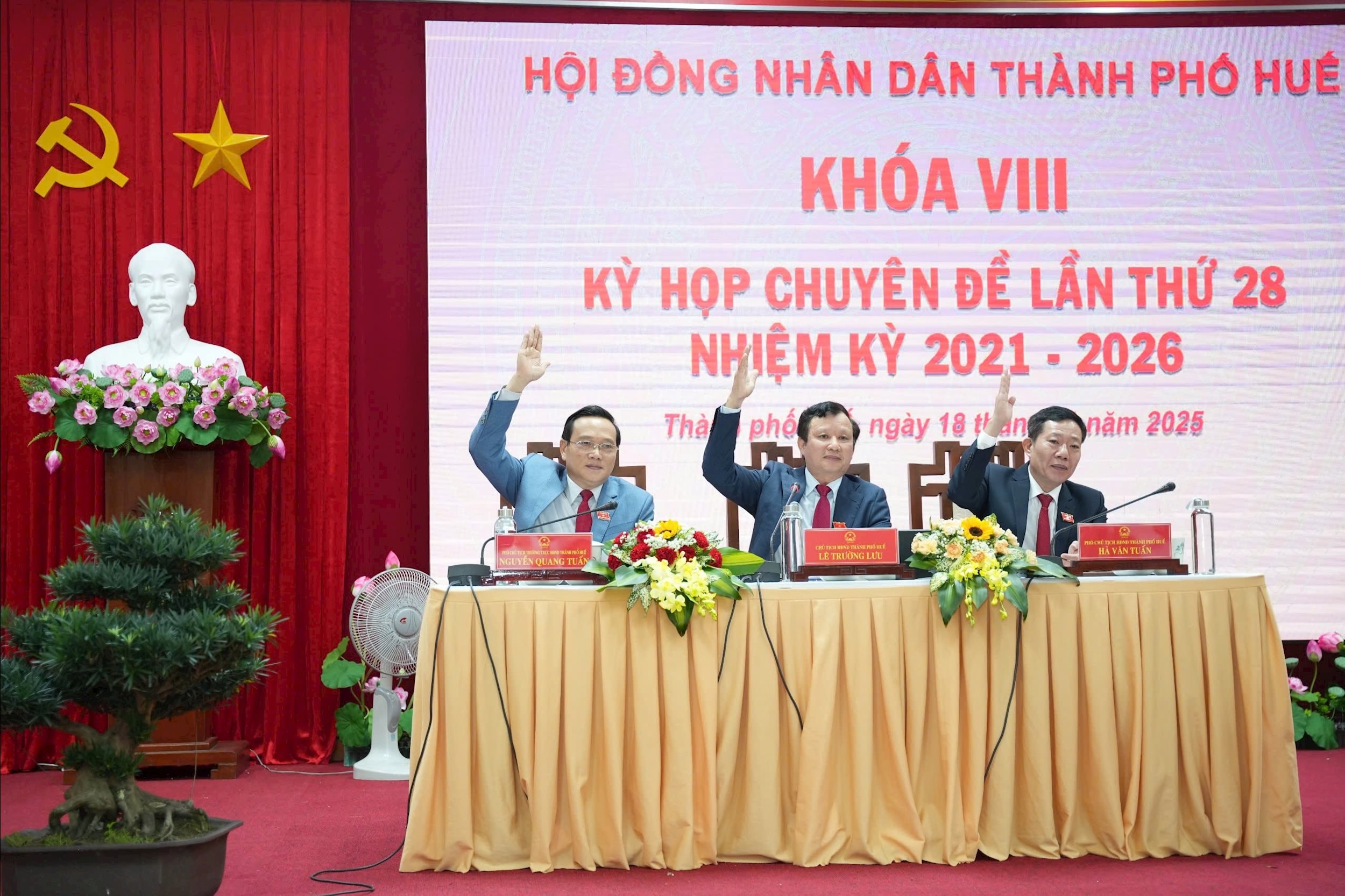 Lãnh đạo HĐND TP Huế bỏ phiếu tán thành.