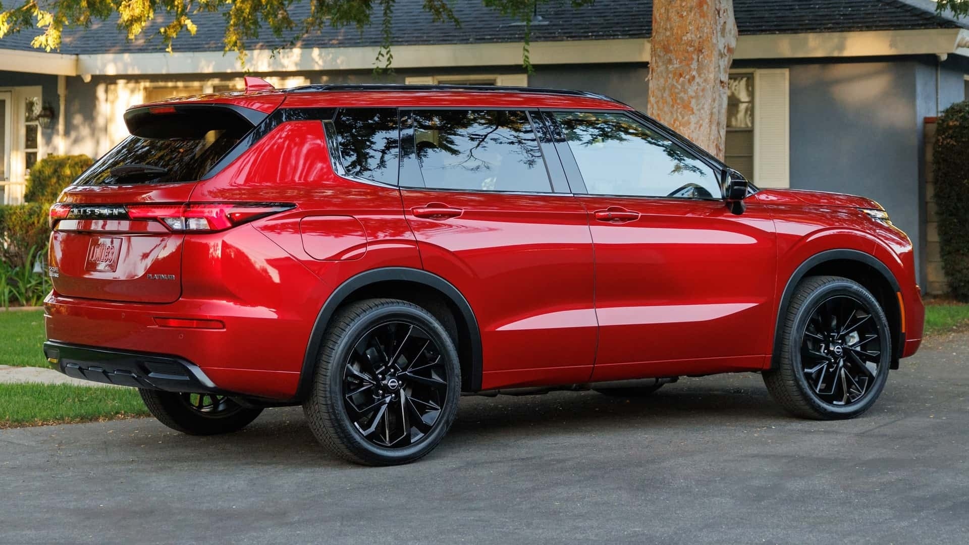 Ngoại thất Nissan Rogue 2026 được tinh chỉnh một số chi tiết, đồng thời thay đổi nhận diện thương hiệu - Ảnh: Motor1