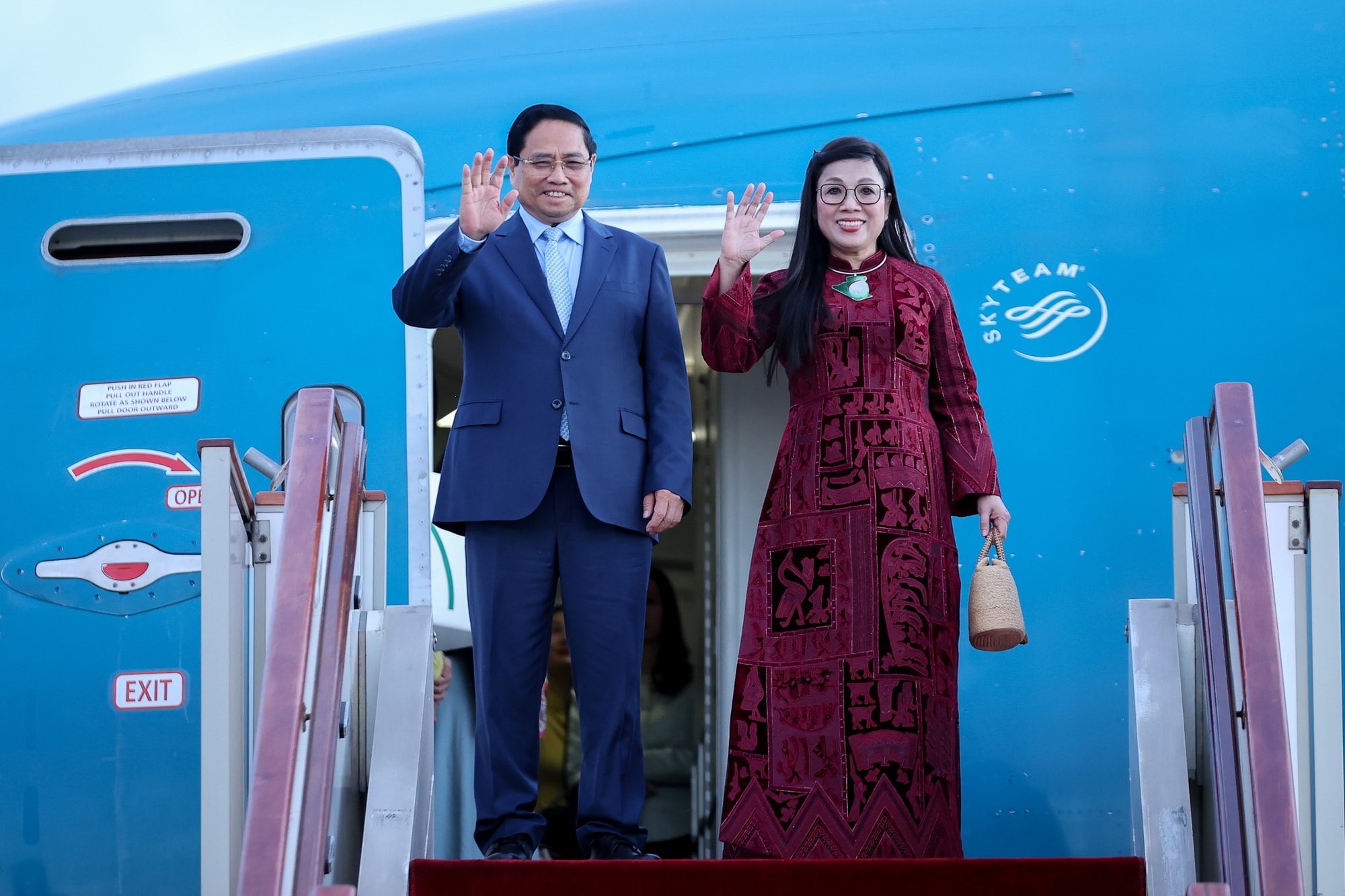 Thủ tướng Sifi Ghrieb ra sân bay đón Thủ tướng Phạm Minh Chính thăm chính thức Algeria- Ảnh 1. Thủ tướng Sifi Ghrieb ra sân bay đón Thủ tướng Phạm Minh Chính thăm chính thức Algeria- Ảnh 1.