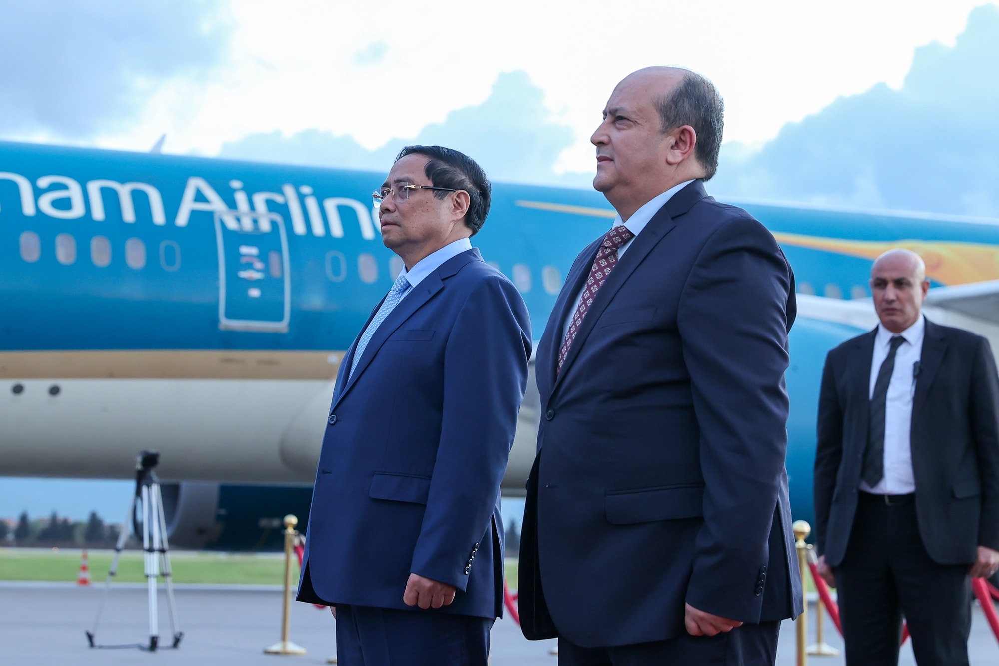 Thủ tướng Sifi Ghrieb ra sân bay đón Thủ tướng Phạm Minh Chính thăm chính thức Algeria- Ảnh 4. Thủ tướng Sifi Ghrieb ra sân bay đón Thủ tướng Phạm Minh Chính thăm chính thức Algeria- Ảnh 4.