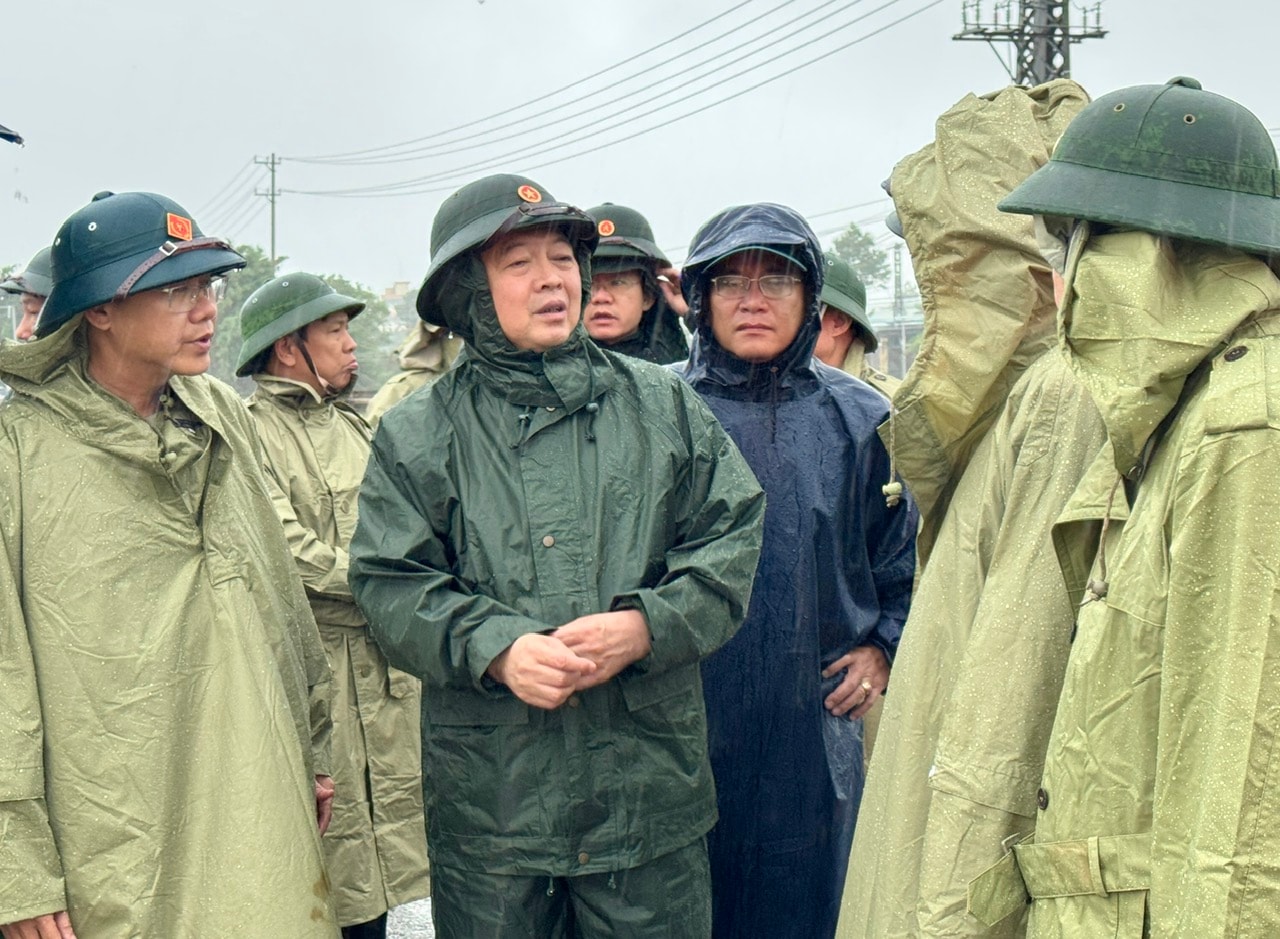 Phó Thủ tướng Hồ Quốc Dũng: Di dời dân ngay trong ngày, tuyệt đối không để xảy ra thiệt hại về người- Ảnh 2. Phó Thủ tướng Hồ Quốc Dũng: Di dời dân ngay trong ngày, tuyệt đối không để xảy ra thiệt hại về người- Ảnh 2.
