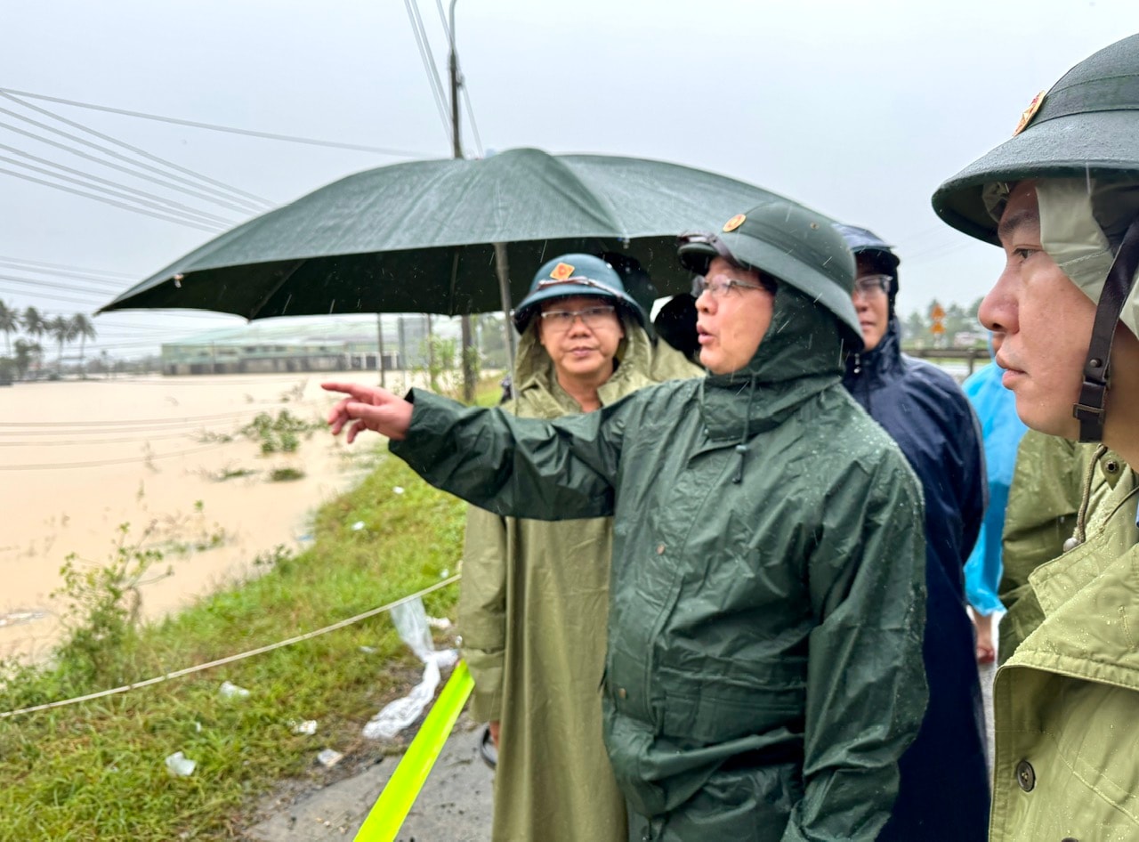 Phó Thủ tướng Hồ Quốc Dũng: Di dời dân ngay trong ngày, tuyệt đối không để xảy ra thiệt hại về người- Ảnh 3. Phó Thủ tướng Hồ Quốc Dũng: Di dời dân ngay trong ngày, tuyệt đối không để xảy ra thiệt hại về người- Ảnh 3.