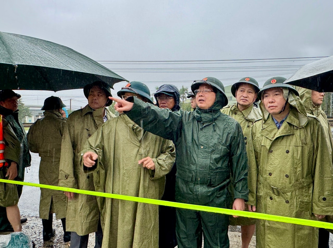 Phó Thủ tướng Hồ Quốc Dũng: Di dời dân ngay trong ngày, tuyệt đối không để xảy ra thiệt hại về người- Ảnh 4. Phó Thủ tướng Hồ Quốc Dũng: Di dời dân ngay trong ngày, tuyệt đối không để xảy ra thiệt hại về người- Ảnh 4.