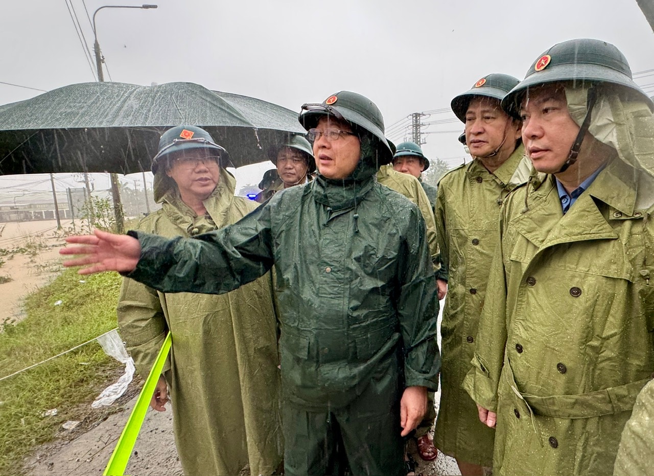 Phó Thủ tướng Hồ Quốc Dũng: Di dời dân ngay trong ngày, tuyệt đối không để xảy ra thiệt hại về người- Ảnh 1. Phó Thủ tướng Hồ Quốc Dũng: Di dời dân ngay trong ngày, tuyệt đối không để xảy ra thiệt hại về người- Ảnh 1.