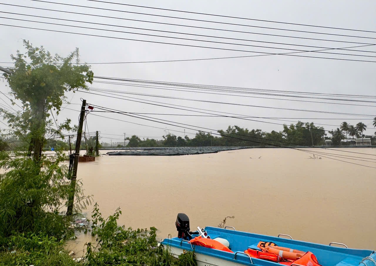 Phó Thủ tướng Hồ Quốc Dũng: Di dời dân ngay trong ngày, tuyệt đối không để xảy ra thiệt hại về người- Ảnh 5. Phó Thủ tướng Hồ Quốc Dũng: Di dời dân ngay trong ngày, tuyệt đối không để xảy ra thiệt hại về người- Ảnh 5.