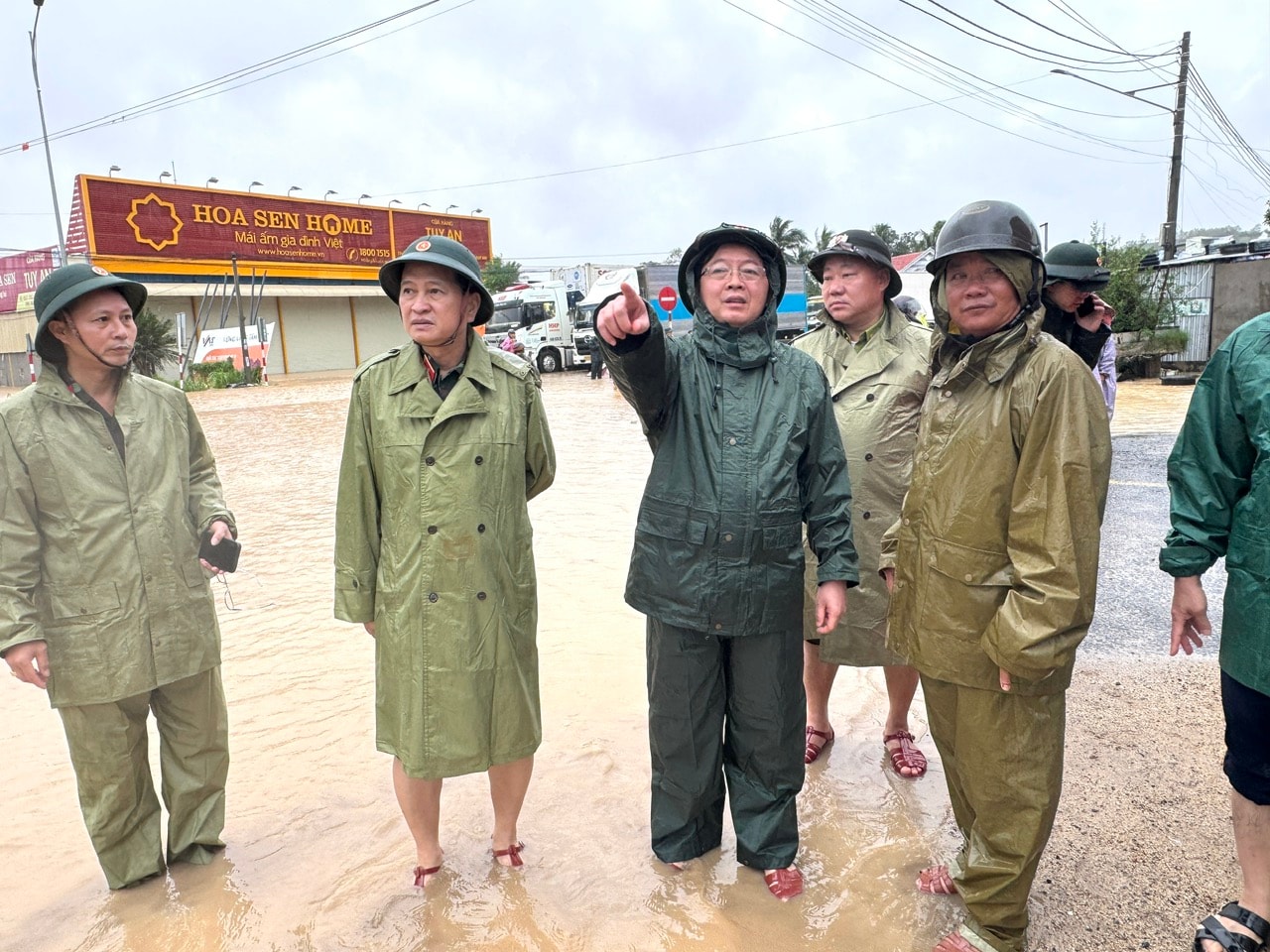 Phó Thủ tướng Hồ Quốc Dũng: Tập trung di dời dân, huy động tổng lực khắc phục chia cắt giao thông tại Đắk Lắk- Ảnh 3. Phó Thủ tướng Hồ Quốc Dũng: Tập trung di dời dân, huy động tổng lực khắc phục chia cắt giao thông tại Đắk Lắk- Ảnh 3.