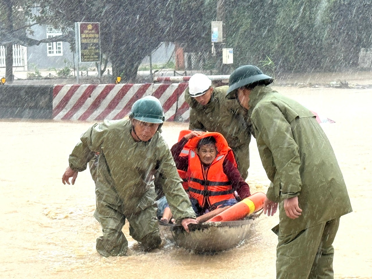 Phó Thủ tướng Hồ Quốc Dũng: Tập trung di dời dân, huy động tổng lực khắc phục chia cắt giao thông tại Đắk Lắk- Ảnh 5. Phó Thủ tướng Hồ Quốc Dũng: Tập trung di dời dân, huy động tổng lực khắc phục chia cắt giao thông tại Đắk Lắk- Ảnh 5.