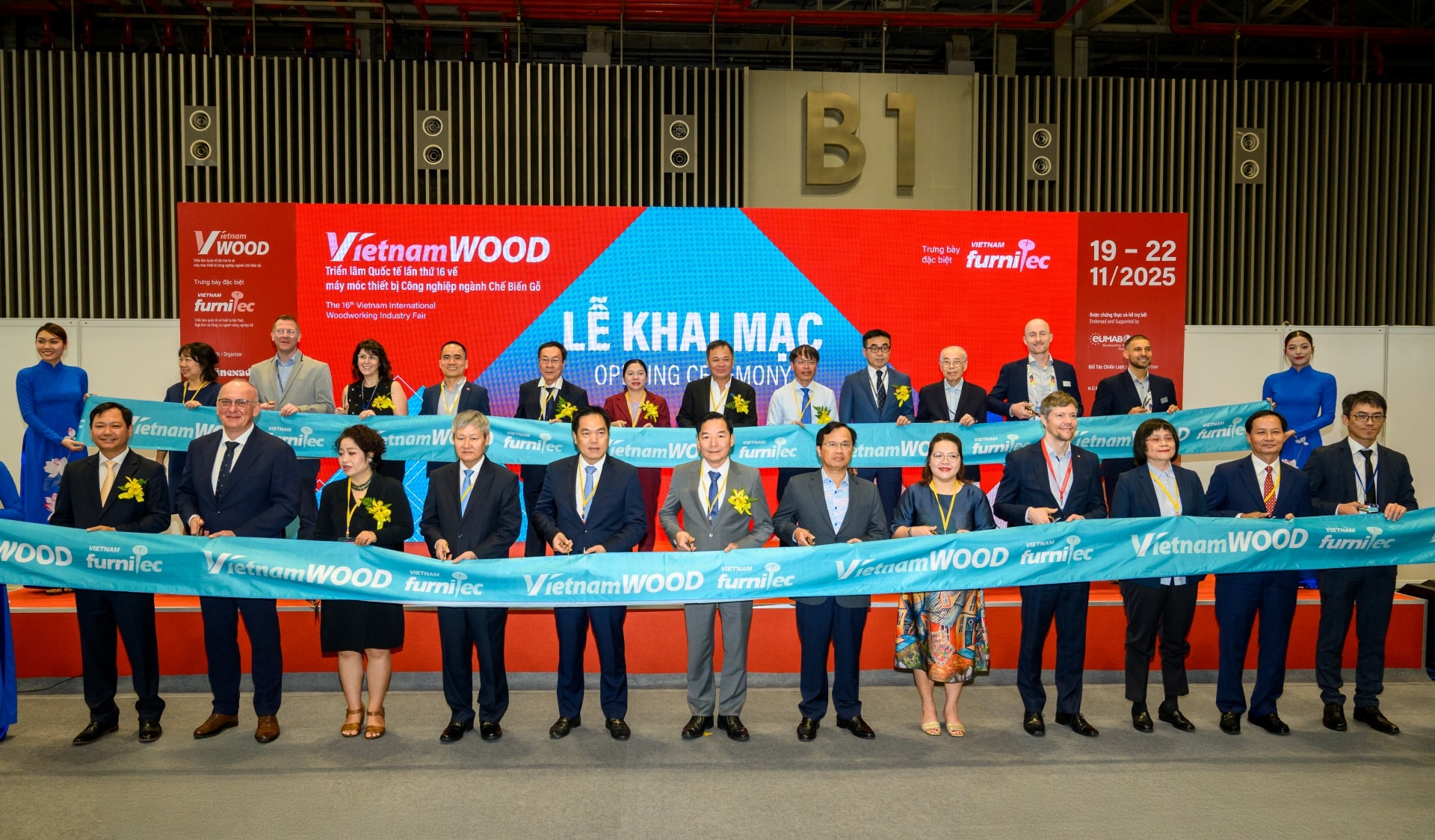 Đại diện Canadian Wood Việt Nam cắt băng khai mạc sự kiện Vietnamwood 2025