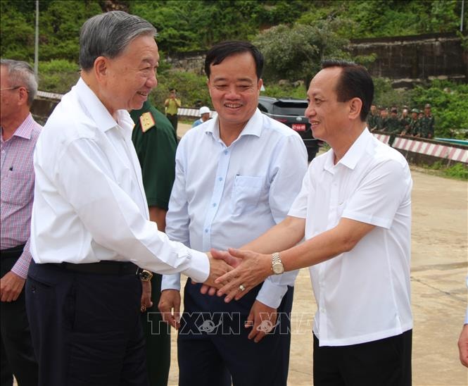 Tổng Bí thư nhân chuyến thăm và làm việc tại Hòn Khoai (tỉnh Cà Mau).