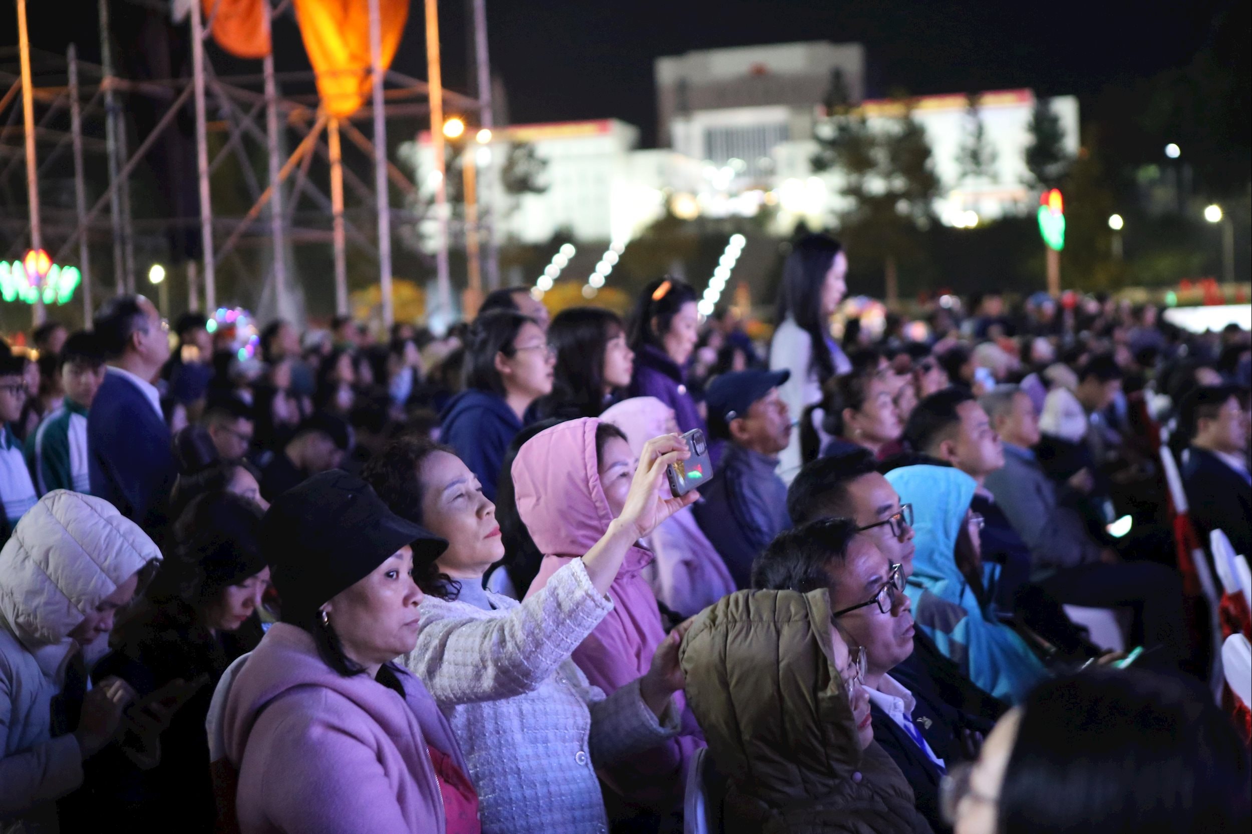 មនុស្សរាប់ពាន់នាក់បានចូលរួមក្នុងពិធីបើក។