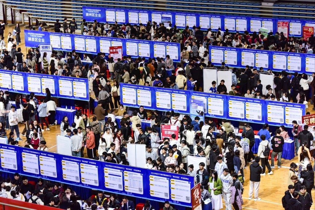 Afgestudeerden zoeken naar een baan op een banenbeurs in het sportcentrum op de campus van de Fuyang Normal University in de oostelijke Chinese provincie Anhui op 22 maart. Foto: CFOTO/Future Publishing via Getty Images