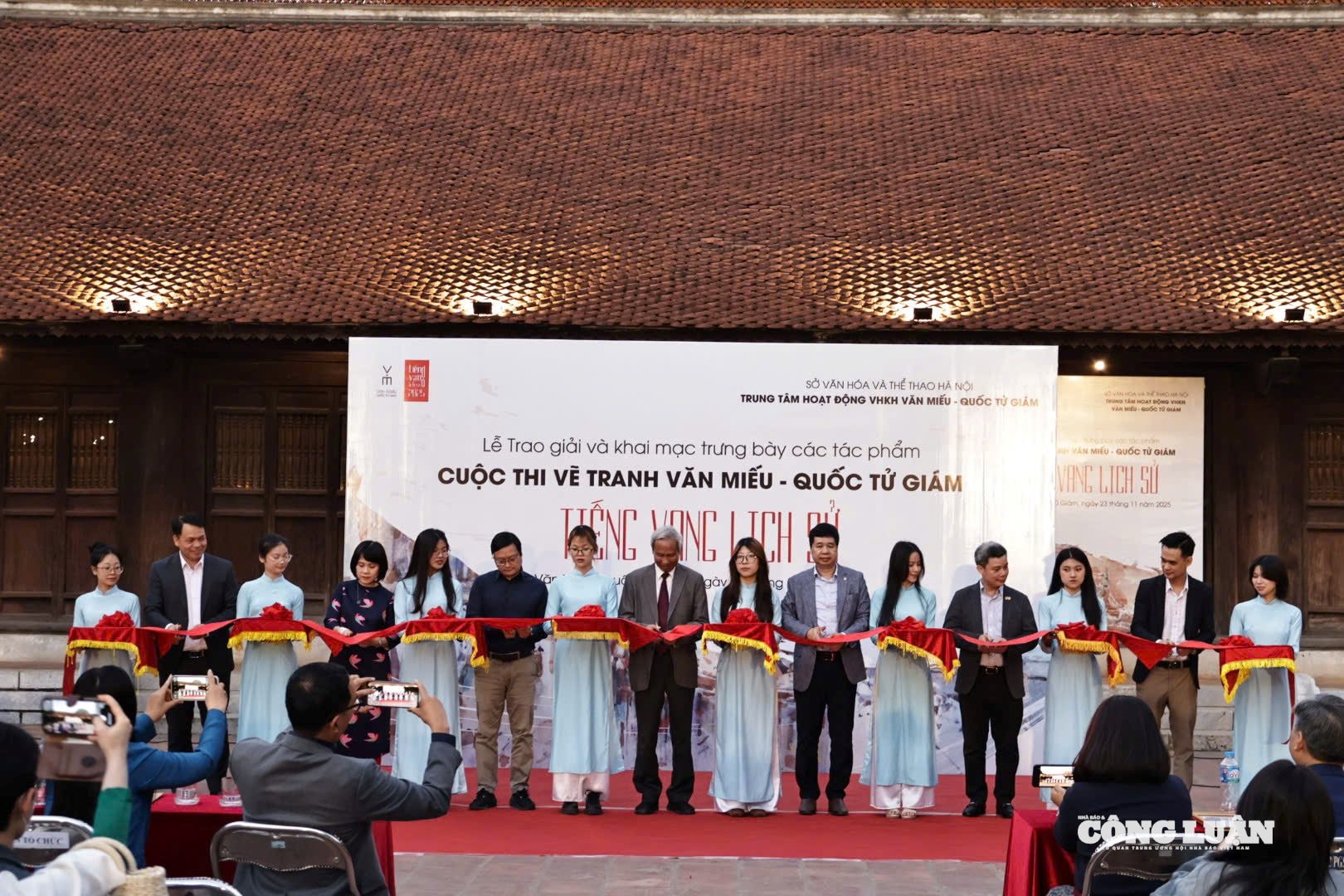 Para delegasi memotong pita untuk membuka pameran.