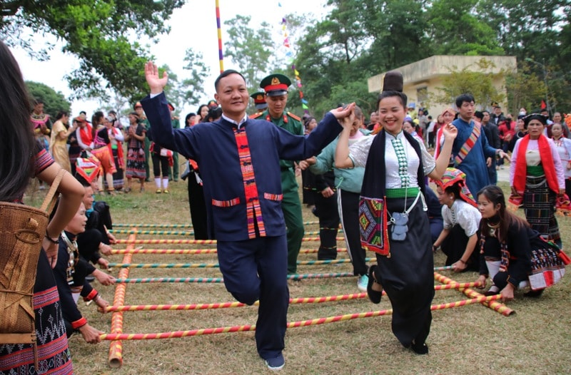 سیاح ویتنام کے قومی گاؤں برائے نسلی ثقافت اور سیاحت میں 