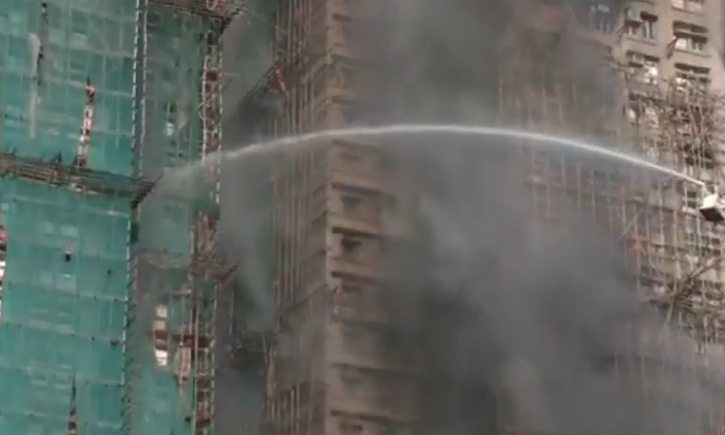 বাঁধের কাজ চলছে