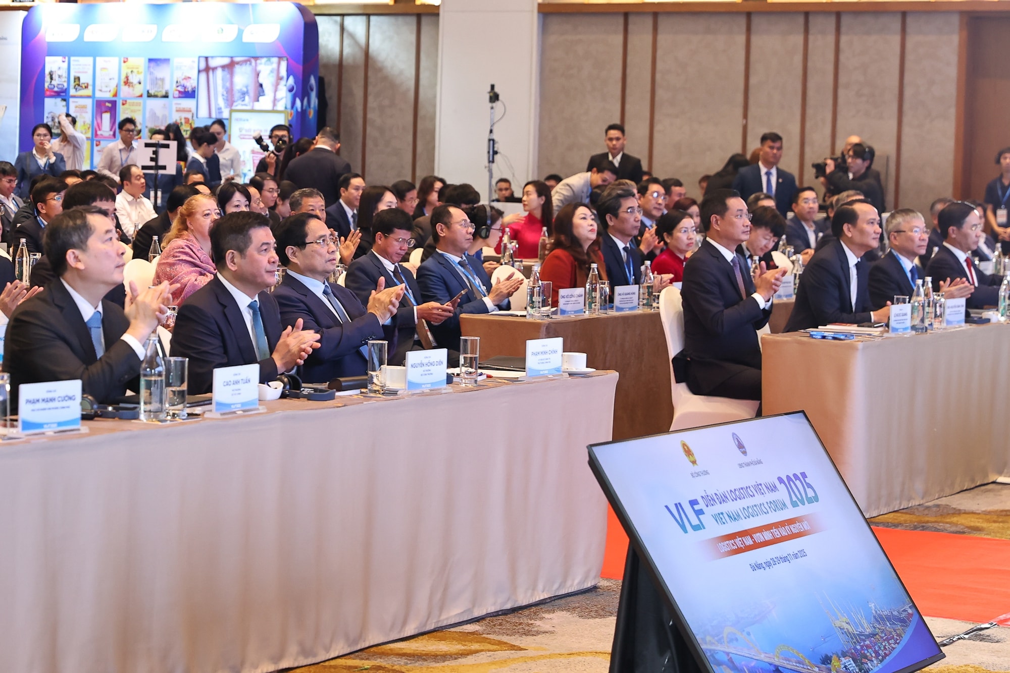 Thủ tướng: Đưa Việt Nam trở thành trung tâm dịch vụ logistics hàng đầu Đông Nam Á, châu Á và thế giới- Ảnh 1.